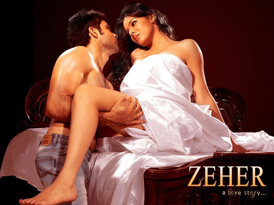 Zeher ছবিতে উদিতা গোস্বামী ইমরান হাশমির সঙ্গে একটি উত্তেজক দৃশ্যে অভিনয়ের জন্য সম্পূর্ণ নগ্ন হন৷ সেন্সরের কোপে সম্পূর্ণ নগ্নতা দেখানো যায়নি ওই ছবিতে৷ Zeher ছবিতে উদিতা গোস্বামী ইমরান হাশমির সঙ্গে একটি উত্তেজক দৃশ্যে অভিনয়ের জন্য সম্পূর্ণ নগ্ন হন৷ সেন্সরের কোপে সম্পূর্ণ নগ্নতা দেখানো যায়নি ওই ছবিতে৷