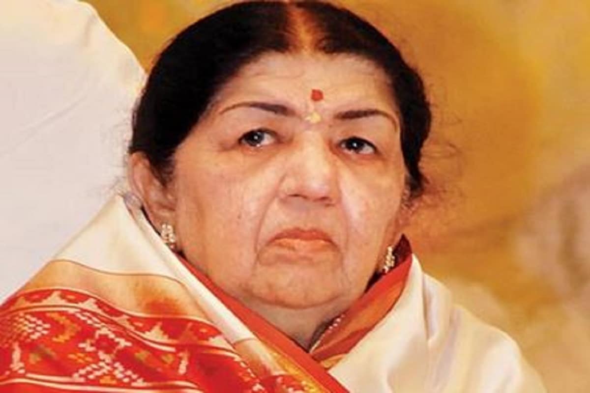 করোনা আতঙ্ক কেটেও যেন কাটছে না ৷ মহারাষ্ট্র তথা মুম্বই জুড়ে করোনার দাপট চলছেই ৷ এই মারণ ভাইরাস থেকে রেহাই পাচ্ছেন না সাধারণ থেকে সেলিব্রিটি সবাই ৷ এই তো কিছু দিন আগে করোনায় আক্রান্ত হয়েছিলেন অমিতাভ বচ্চন, অভিষেক বচ্চন, ঐশ্বর্য ও আরাধ্যা ৷ করোনার ভয়ে যেন গুটিয়ে গিয়েছে গোটা বলিউড ৷ করোনা আতঙ্ক কেটেও যেন কাটছে না ৷ মহারাষ্ট্র তথা মুম্বই জুড়ে করোনার দাপট চলছেই ৷ এই মারণ ভাইরাস থেকে রেহাই পাচ্ছেন না সাধারণ থেকে সেলিব্রিটি সবাই ৷ এই তো কিছু দিন আগে করোনায় আক্রান্ত হয়েছিলেন অমিতাভ বচ্চন, অভিষেক বচ্চন, ঐশ্বর্য ও আরাধ্যা ৷ করোনার ভয়ে যেন গুটিয়ে গিয়েছে গোটা বলিউড ৷
