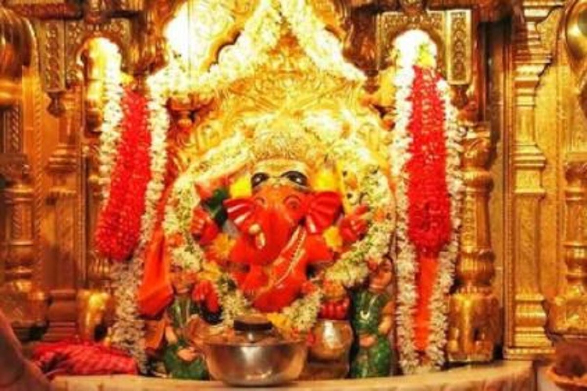 •সিদ্ধি বিনায়ক মন্দিরমুম্বইয়ের সিদ্ধিবিনায়ক মন্দিরটি খুব জাগ্রত। এখানে সাধারণ মানুষ এবং তারকাও আসেন সিদ্ধিদাতার দর্শনে। সাধারণত প্রতিদিন গড়ে ২৫ হাজার লোক এই মন্দিরে যান। গণেশ চতুর্থীতে এখানে আসা লোকের সংখ্যা কয়েক লক্ষে পৌঁছোয়। এডটাইমস অনুসারে, এই মন্দিরটি প্রতি বছর ভক্তদের অনুদান থেকে প্রায় ৭৫ থেকে ১২৫ কোটি টাকা লাভ করে। যদিও লকডাউনের সময় দর্শন বন্ধ হয়েছে বহুক্ষেত্রে এবং কমেছে অনুদানও৷ •সিদ্ধি বিনায়ক মন্দিরমুম্বইয়ের সিদ্ধিবিনায়ক মন্দিরটি খুব জাগ্রত। এখানে সাধারণ মানুষ এবং তারকাও আসেন সিদ্ধিদাতার দর্শনে। সাধারণত প্রতিদিন গড়ে ২৫ হাজার লোক এই মন্দিরে যান। গণেশ চতুর্থীতে এখানে আসা লোকের সংখ্যা কয়েক লক্ষে পৌঁছোয়। এডটাইমস অনুসারে, এই মন্দিরটি প্রতি বছর ভক্তদের অনুদান থেকে প্রায় ৭৫ থেকে ১২৫ কোটি টাকা লাভ করে। যদিও লকডাউনের সময় দর্শন বন্ধ হয়েছে বহুক্ষেত্রে এবং কমেছে অনুদানও৷