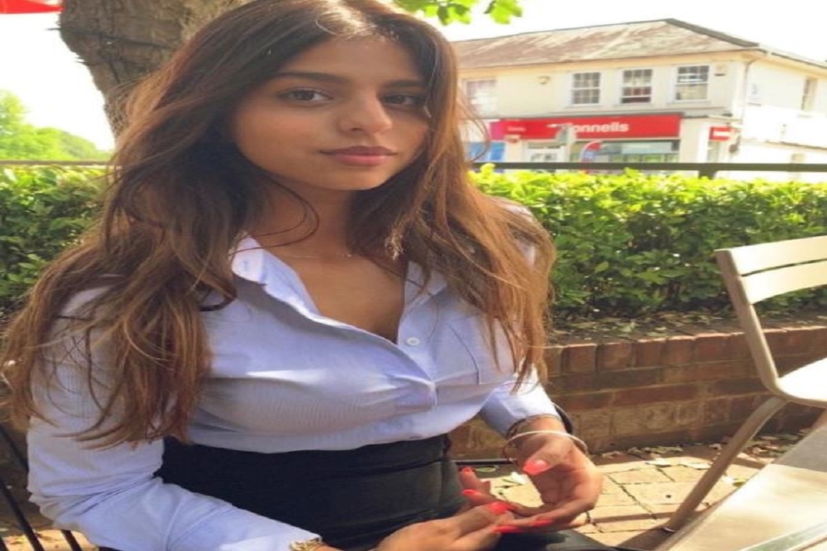 সুহানা এই ছবিতে অবশ্য দারুণ প্রশংসা করেছেন৷ এই ছবিতে অভিনেতা সঞ্জয় কাপুরের স্ত্রী মহীপ কাপুর -ও নিজের প্রশংসা করেছেন৷ মহীপ কাপুর এই ছবিতে হৃদয়ের ইমোজি দিয়েছেন৷ এই ছবিতে চাঙ্কি পান্ডের স্ত্রী ভাবনা পান্ডেও কমেন্ট করছেন৷ (Photo Credit- @suhanakhan2/Instagram) সুহানা এই ছবিতে অবশ্য দারুণ প্রশংসা করেছেন৷ এই ছবিতে অভিনেতা সঞ্জয় কাপুরের স্ত্রী মহীপ কাপুর -ও নিজের প্রশংসা করেছেন৷ মহীপ কাপুর এই ছবিতে হৃদয়ের ইমোজি দিয়েছেন৷ এই ছবিতে চাঙ্কি পান্ডের স্ত্রী ভাবনা পান্ডেও কমেন্ট করছেন৷ (Photo Credit- @suhanakhan2/Instagram)