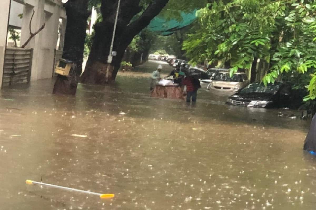 ভাসছে মুম্বই