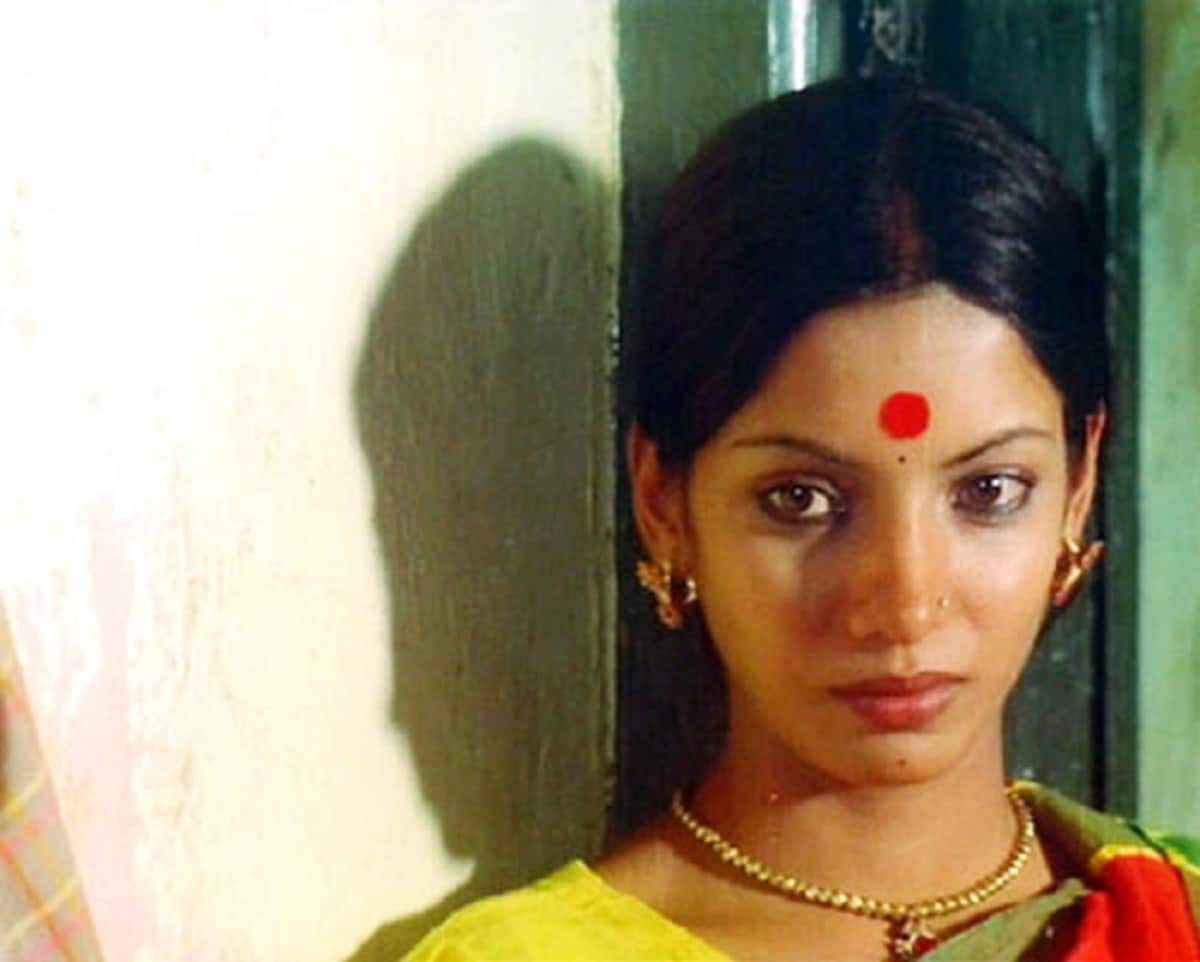 ১৯৭৪ সালে 'অঙ্কুর' ছবি দিয়েই বলিউডের যাত্রা শুরু হয় অভিনেত্রীর। এই ছবিতে চাকরানির চরিত্রে অভিনয় করেছিলেন তিনি। প্রথম ছবিতেই বেস্ট অভিনেত্রীর ন্যাশনাল অ্যাওয়ার্ড জিতেছিলেন তিনি। photo source collected ১৯৭৪ সালে 'অঙ্কুর' ছবি দিয়েই বলিউডের যাত্রা শুরু হয় অভিনেত্রীর। এই ছবিতে চাকরানির চরিত্রে অভিনয় করেছিলেন তিনি। প্রথম ছবিতেই বেস্ট অভিনেত্রীর ন্যাশনাল অ্যাওয়ার্ড জিতেছিলেন তিনি। photo source collected