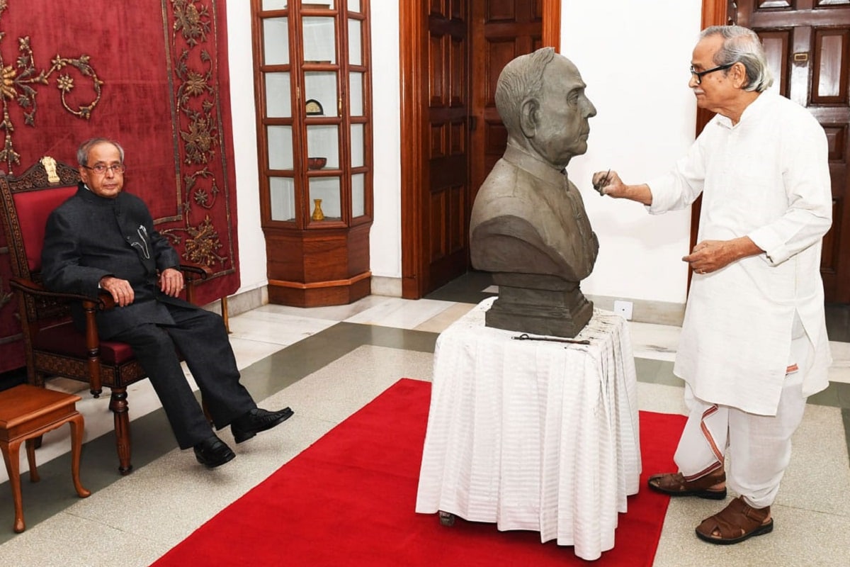 ভাস্কর্য্য শিল্পকলায় গত পাঁচ দশক ধরে তাঁর অনন্য কীর্তির স্বাক্ষর রেখেছেন বহুবার ৷ কিন্তু শিল্পী নিরঞ্জন প্রধানের শিল্পকলায় যেন কোনও ক্লান্তি নেই ৷ বছরের পর বছর তাঁর দুর্দান্ত সৃষ্টিগুলি শোভা পেয়েছে কলকাতা-সহ এরাজ্যের সর্বত্রই ৷ তাঁর তৈরি রাজা রামমোহন রায়ের মূর্তি পাড়ি দিয়েছে বিলেতেও ৷ ব্রিস্টলে স্থাপিত সেই মূর্তি নিয়ে আজও চর্চা হয় সর্বত্র ৷ কিন্তু নিরঞ্জনবাবুর কাজে যেন কোনও বিরাম নেই এই ৭৮ বছর বয়সে এসেও ৷ শিল্পের প্রতি তাঁর এই ভালোবাসাই একসময়ে নিরঞ্জনবাবুকে নিয়ে গিয়ে ফেলেছিল রাইসিনা হিলে ৷ প্রণব মুখোপাধ্যায় রাষ্ট্রপতি থাকাকালীন মূর্তি তৈরির জন্য তাঁর ডাক আসে সরাসরি রাষ্ট্রপতি ভবন থেকে ৷ টাকা-পয়সা নিয়ে কিছু সমস্যা থাকলেও এমন দুর্দান্ত প্রস্তাব লুফে নিতে বিশেষ ভাবেননি কলকাতার বর্ষীয়ান শিল্পী নিরঞ্জন প্রধান ৷ Story: Siddhartha Sarkar ভাস্কর্য্য শিল্পকলায় গত পাঁচ দশক ধরে তাঁর অনন্য কীর্তির স্বাক্ষর রেখেছেন বহুবার ৷ কিন্তু শিল্পী নিরঞ্জন প্রধানের শিল্পকলায় যেন কোনও ক্লান্তি নেই ৷ বছরের পর বছর তাঁর দুর্দান্ত সৃষ্টিগুলি শোভা পেয়েছে কলকাতা-সহ এরাজ্যের সর্বত্রই ৷ তাঁর তৈরি রাজা রামমোহন রায়ের মূর্তি পাড়ি দিয়েছে বিলেতেও ৷ ব্রিস্টলে স্থাপিত সেই মূর্তি নিয়ে আজও চর্চা হয় সর্বত্র ৷ কিন্তু নিরঞ্জনবাবুর কাজে যেন কোনও বিরাম নেই এই ৭৮ বছর বয়সে এসেও ৷ শিল্পের প্রতি তাঁর এই ভালোবাসাই একসময়ে নিরঞ্জনবাবুকে নিয়ে গিয়ে ফেলেছিল রাইসিনা হিলে ৷ প্রণব মুখোপাধ্যায় রাষ্ট্রপতি থাকাকালীন মূর্তি তৈরির জন্য তাঁর ডাক আসে সরাসরি রাষ্ট্রপতি ভবন থেকে ৷ টাকা-পয়সা নিয়ে কিছু সমস্যা থাকলেও এমন দুর্দান্ত প্রস্তাব লুফে নিতে বিশেষ ভাবেননি কলকাতার বর্ষীয়ান শিল্পী নিরঞ্জন প্রধান ৷ Story: Siddhartha Sarkar