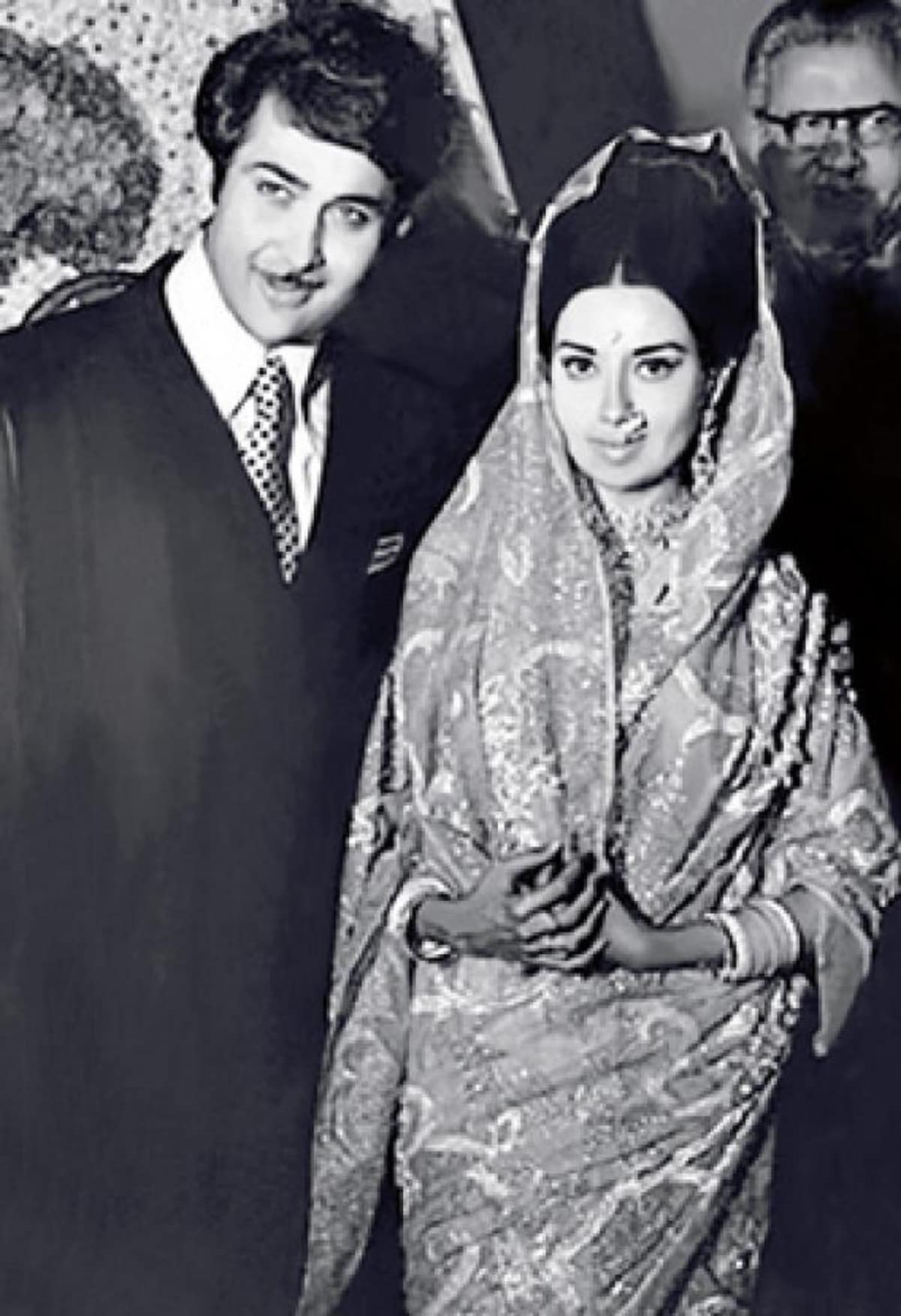 প্রেম থেকে বিয়ে। তবে কোনও দিনই ছেলের বউ হিসেবে ববিতাকে পছন্দ করেননি রাজ কাপুর। photo source collected প্রেম থেকে বিয়ে। তবে কোনও দিনই ছেলের বউ হিসেবে ববিতাকে পছন্দ করেননি রাজ কাপুর। photo source collected