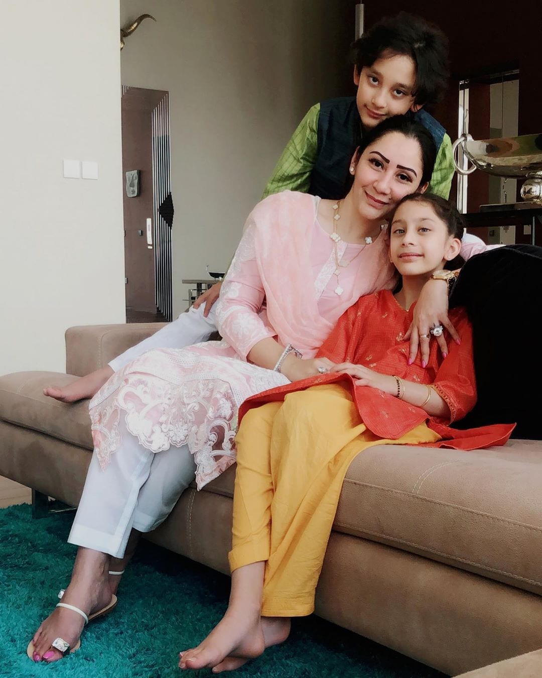 • এই কঠিন মুহূর্তে সঞ্জয়ের পাশেই রয়েছেন তাঁর দ্বিতীয় ও বর্তমান স্ত্রী মান্যতা দত্ত । মান্যতা সঞ্জয়ের থেকে ১৯ বছরের ছোট । তাঁদের দুই যমজ ছেলে-মেয়ের নাম ইকরা আর শাহরান । • এই কঠিন মুহূর্তে সঞ্জয়ের পাশেই রয়েছেন তাঁর দ্বিতীয় ও বর্তমান স্ত্রী মান্যতা দত্ত । মান্যতা সঞ্জয়ের থেকে ১৯ বছরের ছোট । তাঁদের দুই যমজ ছেলে-মেয়ের নাম ইকরা আর শাহরান ।