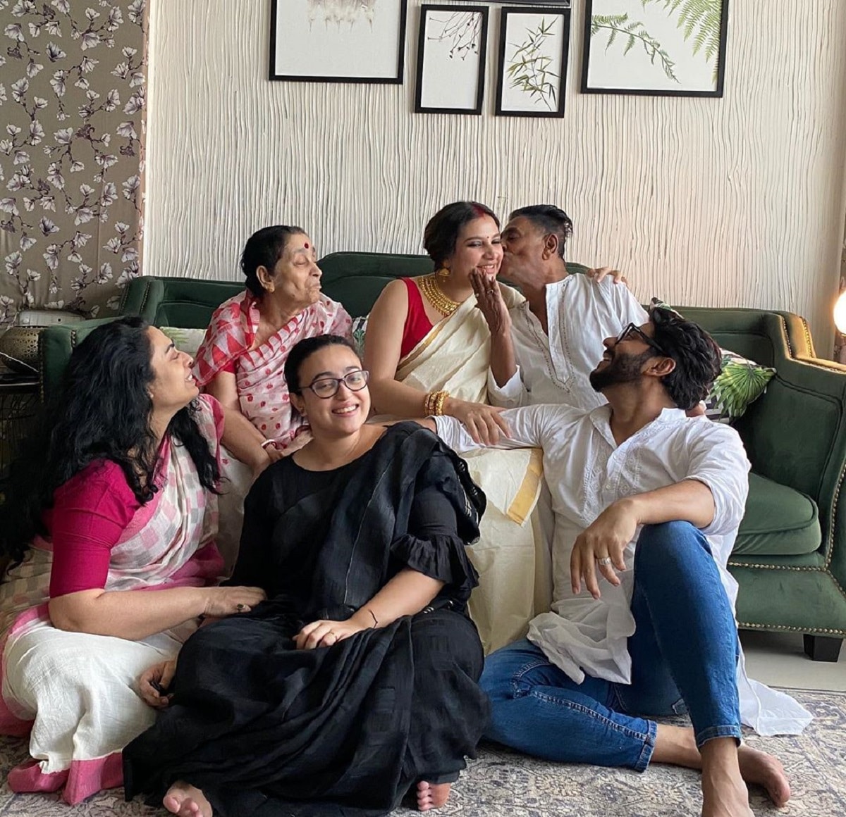 •বাড়িতে নতুন সদস্য আসার খবরে খুবই খুশি ছিলেন রাজের প্রয়াত বাবা৷ তাই তো এই পরিবারিক ছবিতে বৌমার গালে চুমু খেয়ে সেই আনন্দ প্রকাশ করেছিলেন কৃষ্ণশঙ্কর বাবু৷ এবং ছেলে-বৌমাকে দিয়েছিলেন অনেক আশীর্বাদ৷ •বাড়িতে নতুন সদস্য আসার খবরে খুবই খুশি ছিলেন রাজের প্রয়াত বাবা৷ তাই তো এই পরিবারিক ছবিতে বৌমার গালে চুমু খেয়ে সেই আনন্দ প্রকাশ করেছিলেন কৃষ্ণশঙ্কর বাবু৷ এবং ছেলে-বৌমাকে দিয়েছিলেন অনেক আশীর্বাদ৷