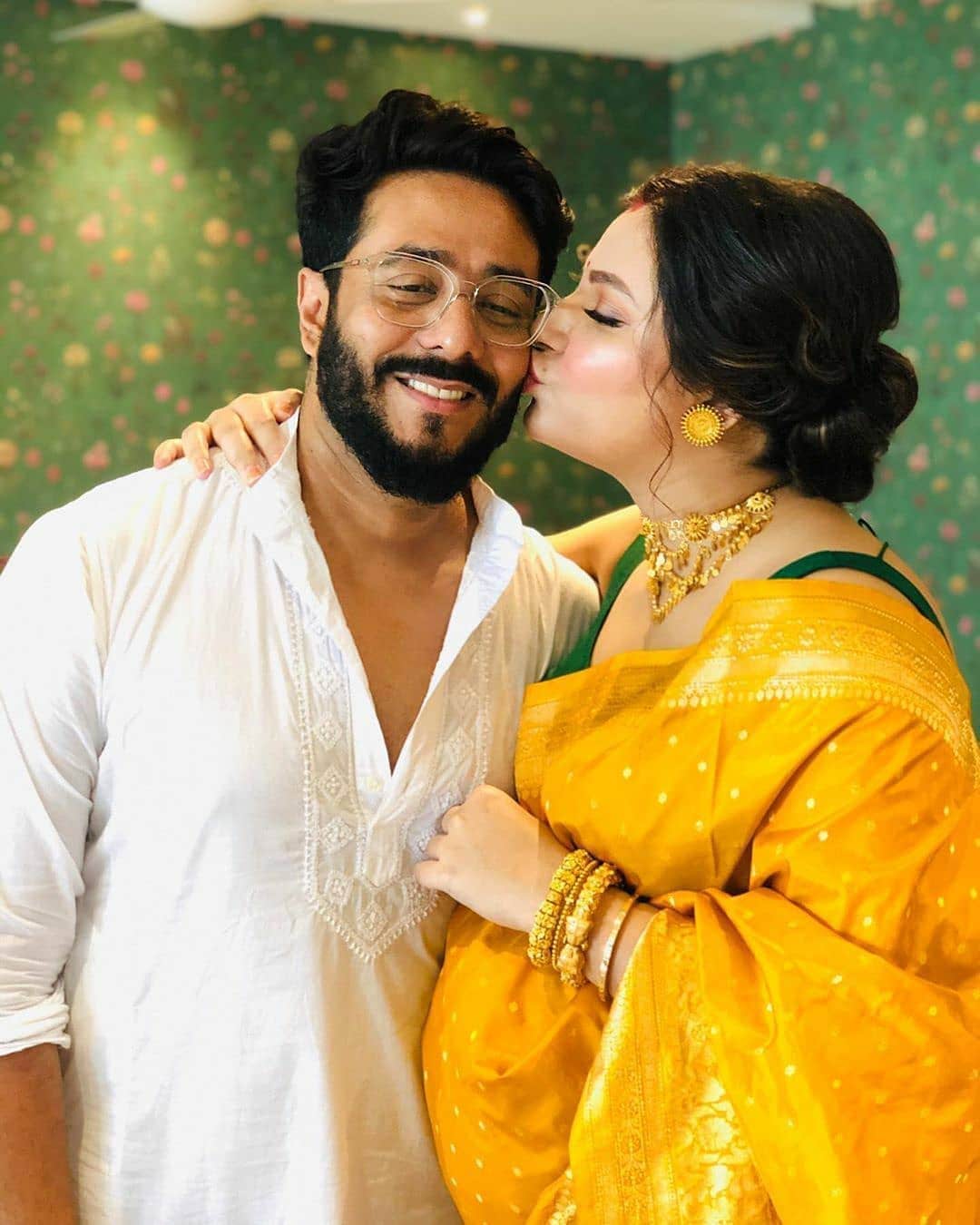 • কিন্তু এর মধ্যে অনেক ঝড় বয়ে গিয়েছে রাজ-শুভশ্রীর জীবনে । শুভশ্রীর সাধের ঠিক পরপরই অসুস্থ হয়ে পড়েন রাজের বাবা কৃষ্ণশঙ্কর চক্রবর্তী । • কিন্তু এর মধ্যে অনেক ঝড় বয়ে গিয়েছে রাজ-শুভশ্রীর জীবনে । শুভশ্রীর সাধের ঠিক পরপরই অসুস্থ হয়ে পড়েন রাজের বাবা কৃষ্ণশঙ্কর চক্রবর্তী ।