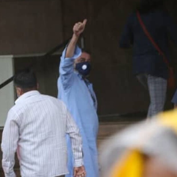 • এতদিন মুম্বইয়ের হাসপাতালেই চিকিৎসাধীন থাকলেও সঞ্জয়’কে যত শীঘ্র সম্ভব আমেরিকায় নিয়ে গিয়ে চিকিৎসা করানোর কথা কানাঘুষো শোনা যাচ্ছিল এতদিন । তবে মুম্বই বিস্ফোরণে নাম জড়ানোয় সঞ্জয়ের ভিসা পেতে সমস্যার কারণে সেই পরিকল্পনা স্থগিত হয়ে যায় বলে খবর । 