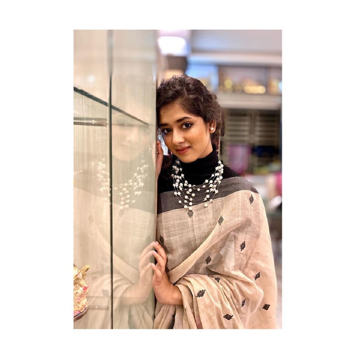 'রানি রাসমণি' সিরিয়ালের জন্য দিতিপ্রিয়া পৌঁছে গিয়েছেন মানুষের ঘরে ঘরে। জায়গা করে নিয়েছেন সকলের মনে। এই ছোট্ট বয়সেই তিনি অভিনয় করছেন রানি রাসমণির চরিত্রে। এবং তাঁকে দেখলে কে বলবে এই মেয়ে সবে ১২ ক্লাস পাশ করেছে ! এতটাই দক্ষ তাঁর অভিনয়।photo source collected 'রানি রাসমণি' সিরিয়ালের জন্য দিতিপ্রিয়া পৌঁছে গিয়েছেন মানুষের ঘরে ঘরে। জায়গা করে নিয়েছেন সকলের মনে। এই ছোট্ট বয়সেই তিনি অভিনয় করছেন রানি রাসমণির চরিত্রে। এবং তাঁকে দেখলে কে বলবে এই মেয়ে সবে ১২ ক্লাস পাশ করেছে ! এতটাই দক্ষ তাঁর অভিনয়।photo source collected