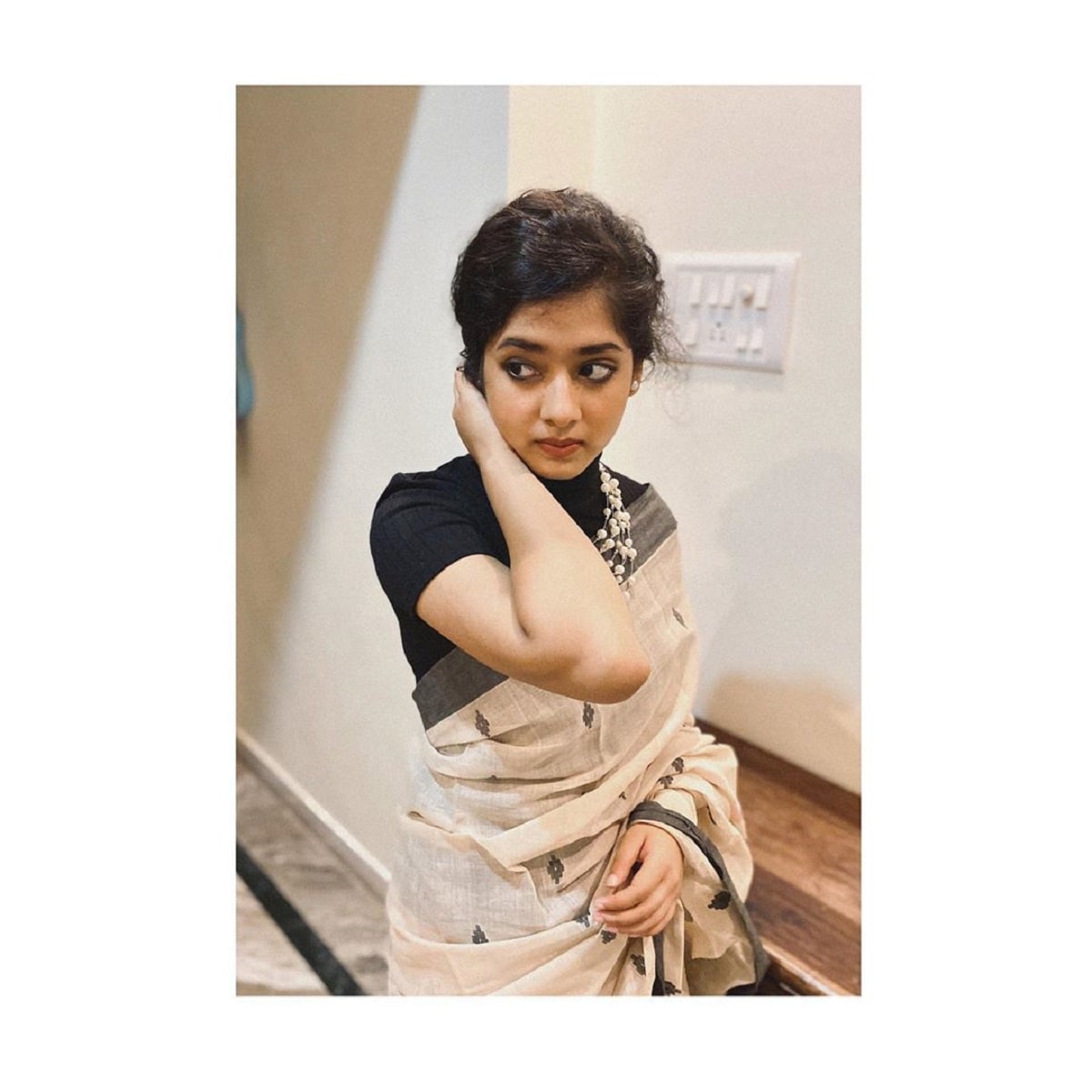 সদ্যই উচ্চমাধ্যমিক পাশ করেছেন তিনি। একদিকে 'রানি রাসমণি' সিরিয়ালের শ্যুটিং আর একদিকে পড়াশুনো। দুটোকেই দক্ষ হাতে সামলেছেন তিনি। photo source Instagram সদ্যই উচ্চমাধ্যমিক পাশ করেছেন তিনি। একদিকে 'রানি রাসমণি' সিরিয়ালের শ্যুটিং আর একদিকে পড়াশুনো। দুটোকেই দক্ষ হাতে সামলেছেন তিনি। photo source Instagram