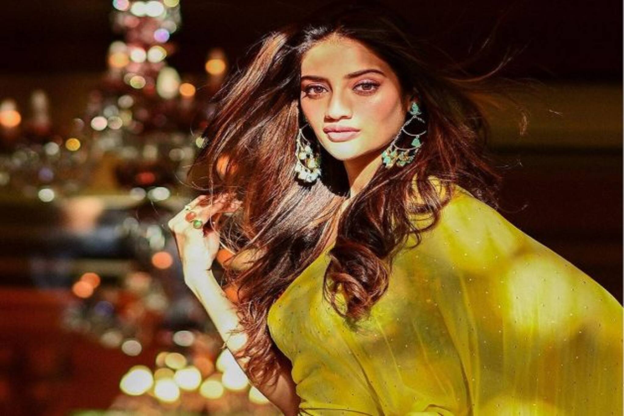 বৃষ্টি দিনে, হলুদ শিফনে মন কাড়লেন নুসরত ! দেখুন ছবি