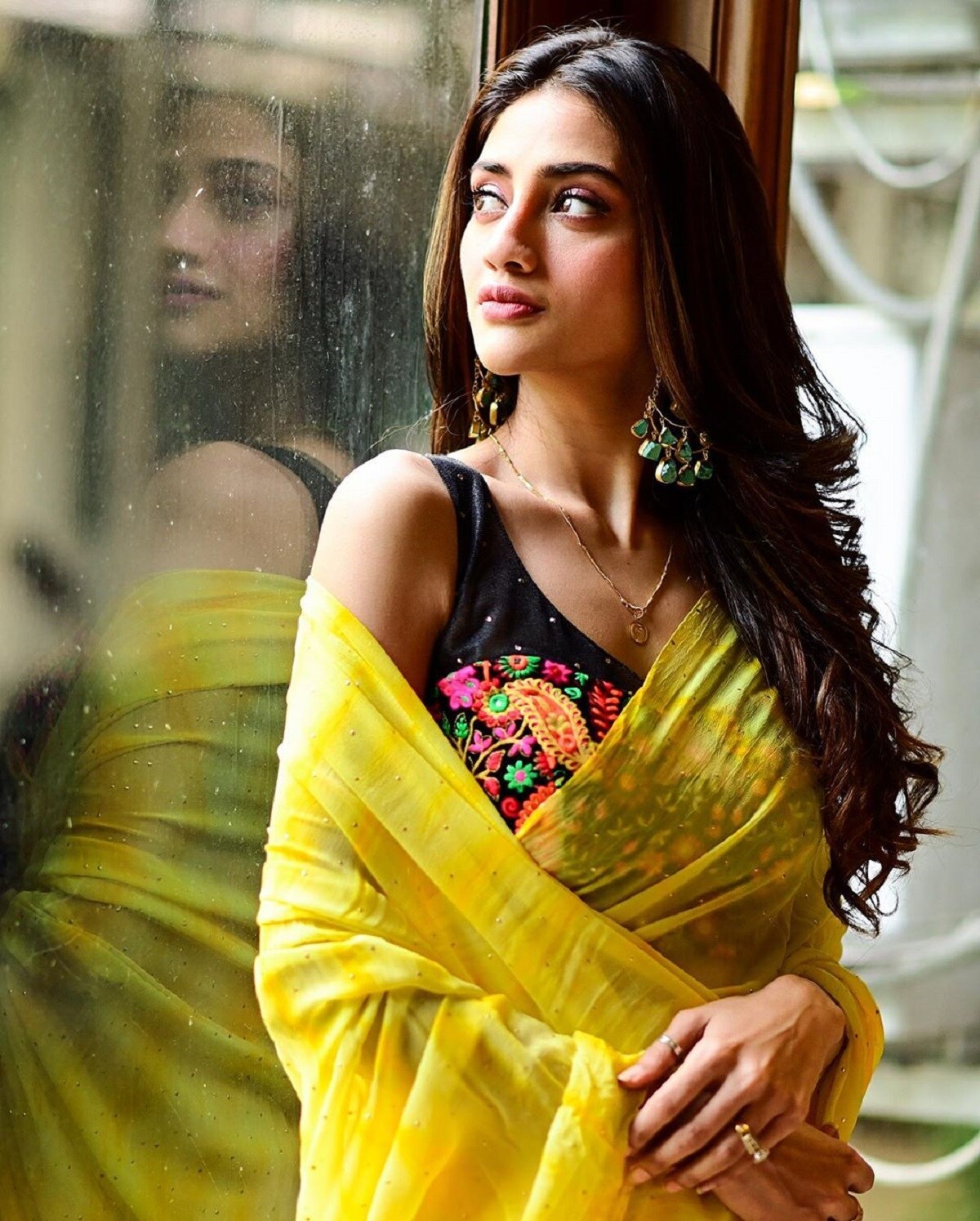 নুসরত টলিউডের নামী অভিনেত্রীদের মধ্যে একজন। তাছাড়া তিনি একজন সাংসদও। একা হাতে দক্ষতার সঙ্গে সব কাজ সামলান নুসরত। photo source Instagram নুসরত টলিউডের নামী অভিনেত্রীদের মধ্যে একজন। তাছাড়া তিনি একজন সাংসদও। একা হাতে দক্ষতার সঙ্গে সব কাজ সামলান নুসরত। photo source Instagram