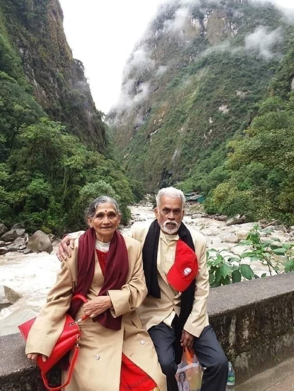 হ্যাঁ, চা বিক্রি করেও বিদেশ ঘোরা সম্ভব। তা প্রমান করেছেন কোচির এই চা ওয়ালা দম্পতি। সোশ্যাল মিডিয়ায় ফের ভাইরাল হন তাঁরা। photo source collected হ্যাঁ, চা বিক্রি করেও বিদেশ ঘোরা সম্ভব। তা প্রমান করেছেন কোচির এই চা ওয়ালা দম্পতি। সোশ্যাল মিডিয়ায় ফের ভাইরাল হন তাঁরা। photo source collected