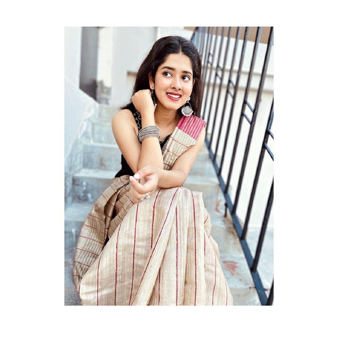 তবে সিরিয়ালে সাদা শাড়ি আর গেরুয়া বসনে তাঁকে দেখা গেলেও, পর্দার বাইরে কিন্তু একেবারে অন্যরকম তিনি। photo source collected তবে সিরিয়ালে সাদা শাড়ি আর গেরুয়া বসনে তাঁকে দেখা গেলেও, পর্দার বাইরে কিন্তু একেবারে অন্যরকম তিনি। photo source collected