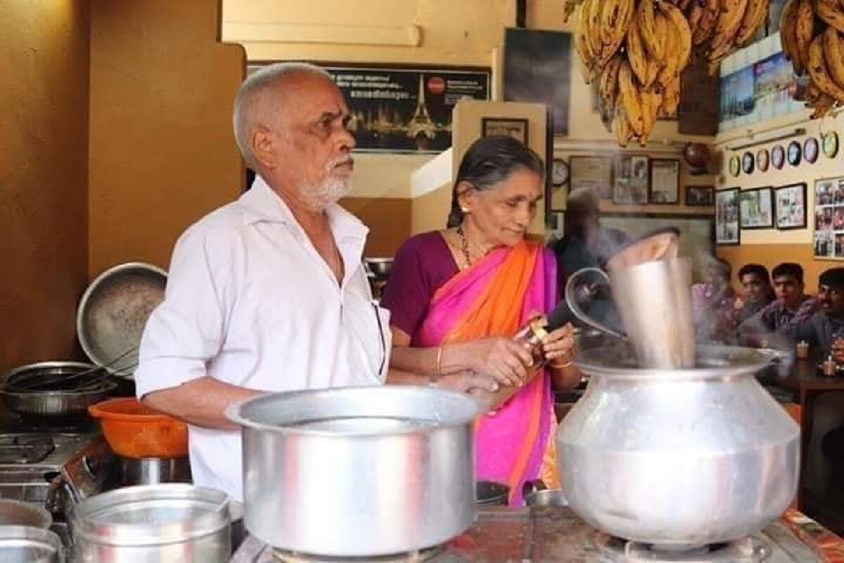 স্বপ্ন ছিল বিদেশ ভ্রমণ। তবে হাতে টাকা বলতে কিছুই নেই। সহায় সম্বল কেবল একটি ছোট চায়ের দোকান। চা বিক্রি করে কি আর বিদেশ ঘোরা সম্ভব ! photo source collected স্বপ্ন ছিল বিদেশ ভ্রমণ। তবে হাতে টাকা বলতে কিছুই নেই। সহায় সম্বল কেবল একটি ছোট চায়ের দোকান। চা বিক্রি করে কি আর বিদেশ ঘোরা সম্ভব ! photo source collected