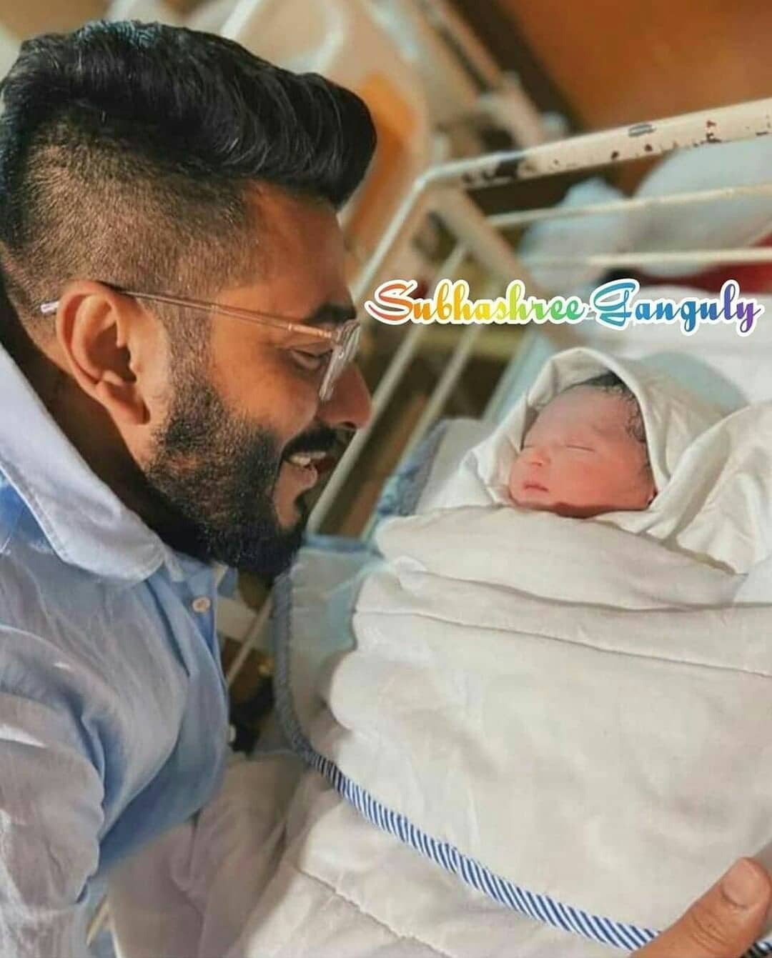 • আর তারপরেই গোটা বিনোদন জগত তাঁদেরকে শুভেচ্ছাবার্তায় ভরিয়ে দিয়েছে । রাজশ্রী’র ভক্তরাও তাঁদের শুভ কামনা জানাতে ভোলেননি । ছবি: ইনস্টাগ্রাম । • আর তারপরেই গোটা বিনোদন জগত তাঁদেরকে শুভেচ্ছাবার্তায় ভরিয়ে দিয়েছে । রাজশ্রী’র ভক্তরাও তাঁদের শুভ কামনা জানাতে ভোলেননি । ছবি: ইনস্টাগ্রাম ।