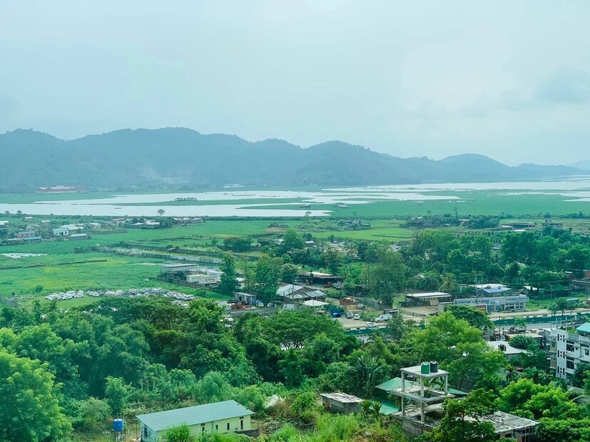 • হাসপাতালের জানলা দিয়ে বাইরেটা ঠিক এরকমই ।