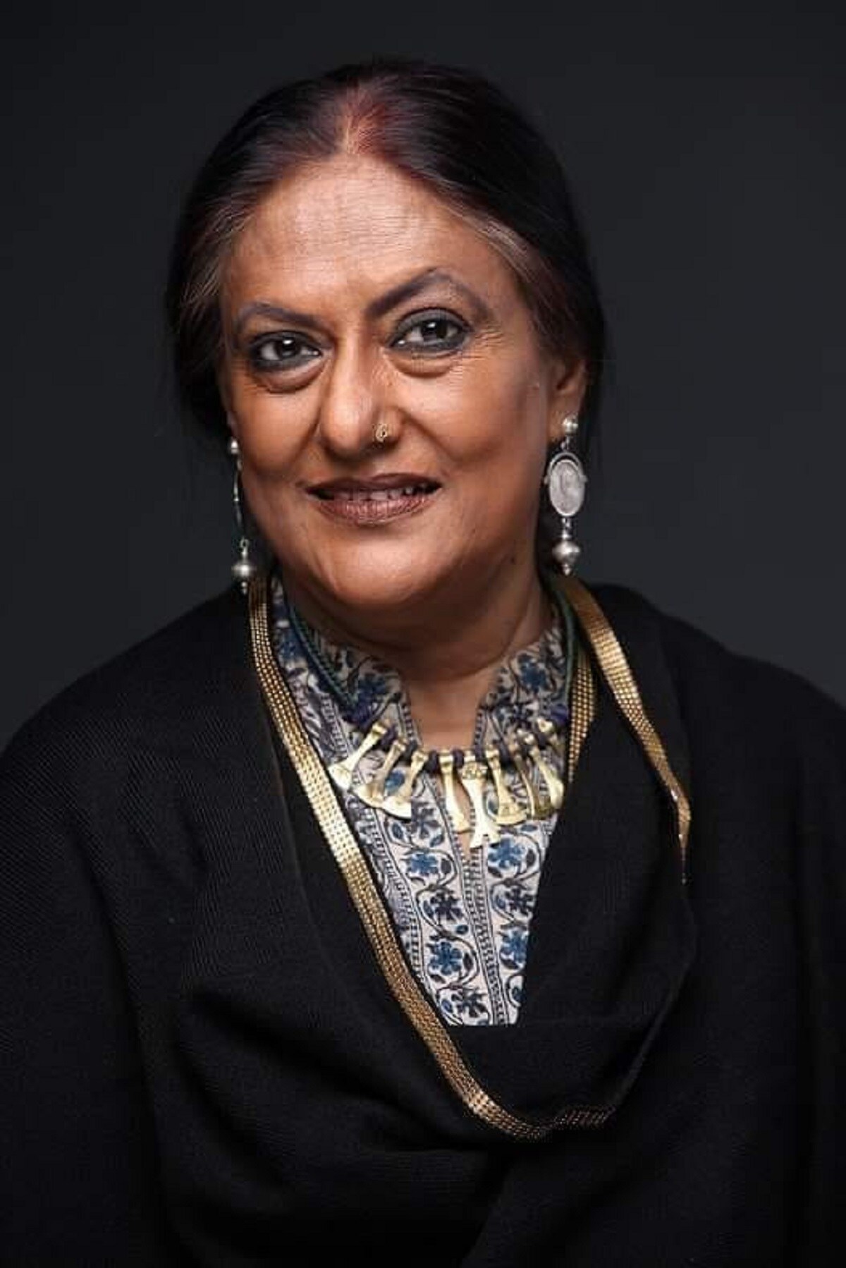 •মৃত্যুর খবর পেয়ে বিখ্যাত ডিজাইনারের ব্রড স্ট্রিটের বাড়িতে যায় কড়েয়া থানা ও লাল বাজারের পুলিশ৷ তখন শর্বরী দত্তের দেহ রাখা ছিল তাঁর বেডরুমের কার্পেটে৷ তাঁর শৌচাগারের প্রবেশ পথটি ছিল একটি নীচু৷ একটি শিঁড়ির ধাপ নেমে যেতে হত৷ সেখানেই সম্ভবত তিনি পিছলে পড়েন৷ Photo Courtesy-Facebook •মৃত্যুর খবর পেয়ে বিখ্যাত ডিজাইনারের ব্রড স্ট্রিটের বাড়িতে যায় কড়েয়া থানা ও লাল বাজারের পুলিশ৷ তখন শর্বরী দত্তের দেহ রাখা ছিল তাঁর বেডরুমের কার্পেটে৷ তাঁর শৌচাগারের প্রবেশ পথটি ছিল একটি নীচু৷ একটি শিঁড়ির ধাপ নেমে যেতে হত৷ সেখানেই সম্ভবত তিনি পিছলে পড়েন৷ Photo Courtesy-Facebook