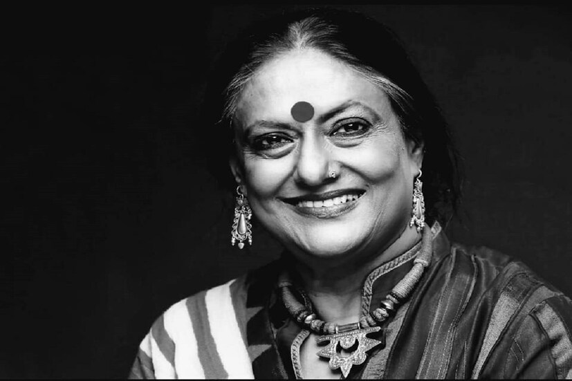•বিখ্যাত ডিজাইনার শর্বরী দত্তের আকস্মিৎ মৃত্যুতে হতবাক ফ্যাশন জগত থেকে শুরু করে তারকারা৷ গোটা একদিন পরিবারের সঙ্গে কথা হয়নি তাঁর, রাতে শৌচাগারের পাশ থেকে উদ্ধার হয় দেহ৷ Photo Courtesy-Facebook