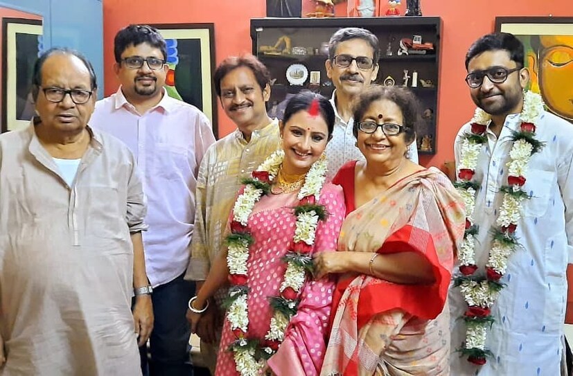 দুই পরিবারের সদস্যরা এবং খুব কাছের কয়েকজন বন্ধুবান্ধবই উপস্থিত ছিলেন বিয়ের অনুষ্ঠানে ৷ 