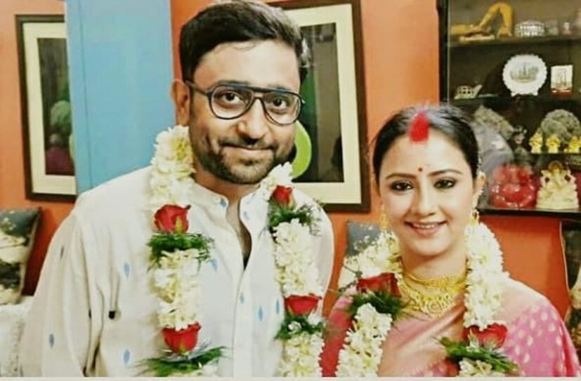 শাশুড়ির কাছ থেকে পাওয়া গোলাপি শাড়ি পরেই বিয়ে করলেন মানালি ৷ Photo Courtesy: Abhimanyu Mukherjee/Manali Dey