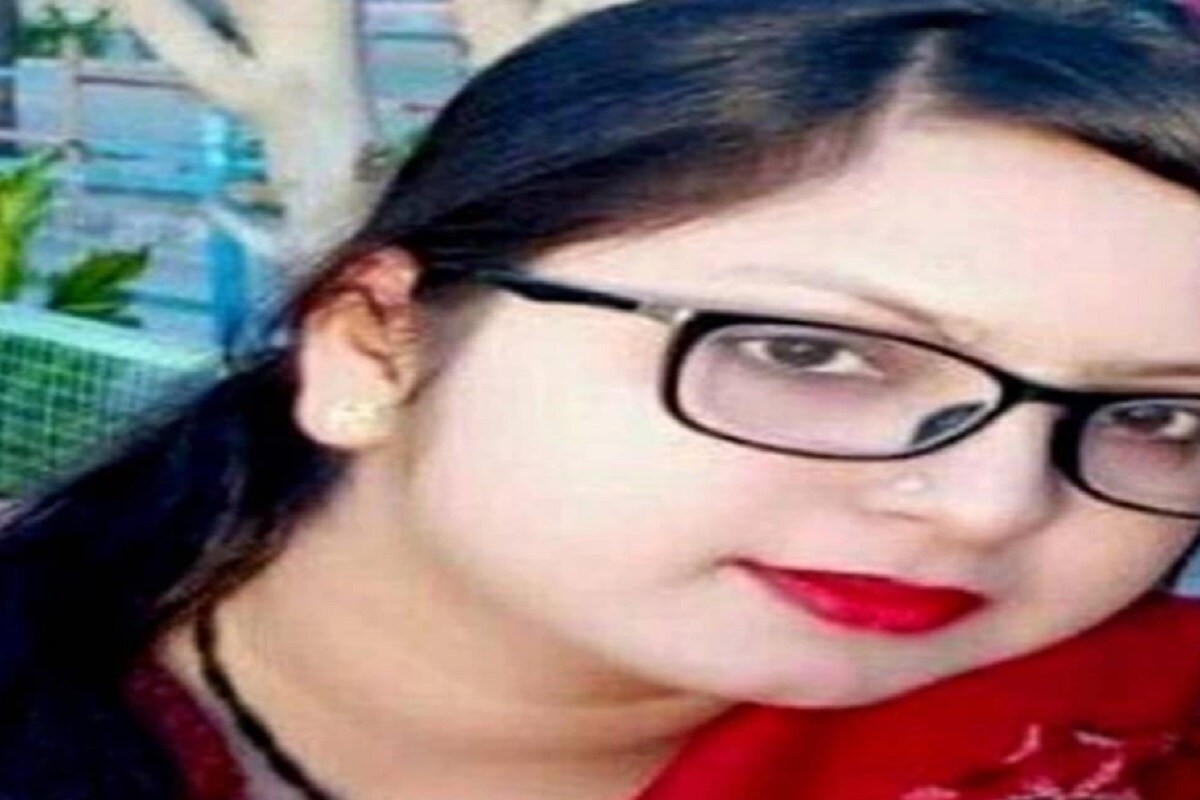 পরে ইউফিএসসি পরীক্ষায় ভাল ফল করার জন্য ও বাল শিক্ষা যাতে সে পায় সেই জন্য ভাল স্কুলে ভর্তি করা হয়েছিল ফাতেমাকে ৷ যখন ফাতেমা দ্বাদশ শ্রেণি পাস করে, বাবার অর্থনৈতিক সমস্যার কারণে বিএসএসি, বিএড পাস করে পাতেমা ৷ বাড়ির সঙ্কটের কথা মাথায় রেখে ফাতেমা প্রাথমিক বিদ্যালয়ে চাকরি শুরু করেছিলেন ৷ স্কুলে চাকরির সহ্গে সঙ্গে নিজেকে আইএএস পরীক্ষার জন্য প্রস্তুত করা অত্যন্ত কঠিন ব্যাপার ছিল৷ ছবি সৌজন্যে নিউজ 18 গুজরাতি৷ পরে ইউফিএসসি পরীক্ষায় ভাল ফল করার জন্য ও বাল শিক্ষা যাতে সে পায় সেই জন্য ভাল স্কুলে ভর্তি করা হয়েছিল ফাতেমাকে ৷ যখন ফাতেমা দ্বাদশ শ্রেণি পাস করে, বাবার অর্থনৈতিক সমস্যার কারণে বিএসএসি, বিএড পাস করে পাতেমা ৷ বাড়ির সঙ্কটের কথা মাথায় রেখে ফাতেমা প্রাথমিক বিদ্যালয়ে চাকরি শুরু করেছিলেন ৷ স্কুলে চাকরির সহ্গে সঙ্গে নিজেকে আইএএস পরীক্ষার জন্য প্রস্তুত করা অত্যন্ত কঠিন ব্যাপার ছিল৷ ছবি সৌজন্যে নিউজ 18 গুজরাতি৷