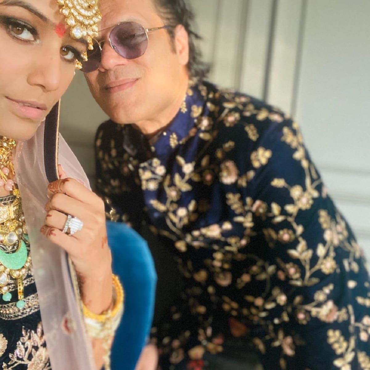 •উল্লেখ্য স্ত্রীর বিরুদ্ধে অভিযোগে জেলে গিয়েছিলেন৷ জেল থেকে ছাড়া পেতেই ফের নিজেদের বিয়ের ছবি পোস্ট করেন স্যাম৷ তখনই বোঝা যায় যে বনিবনা হয়ে গিয়েছে৷ •উল্লেখ্য স্ত্রীর বিরুদ্ধে অভিযোগে জেলে গিয়েছিলেন৷ জেল থেকে ছাড়া পেতেই ফের নিজেদের বিয়ের ছবি পোস্ট করেন স্যাম৷ তখনই বোঝা যায় যে বনিবনা হয়ে গিয়েছে৷
