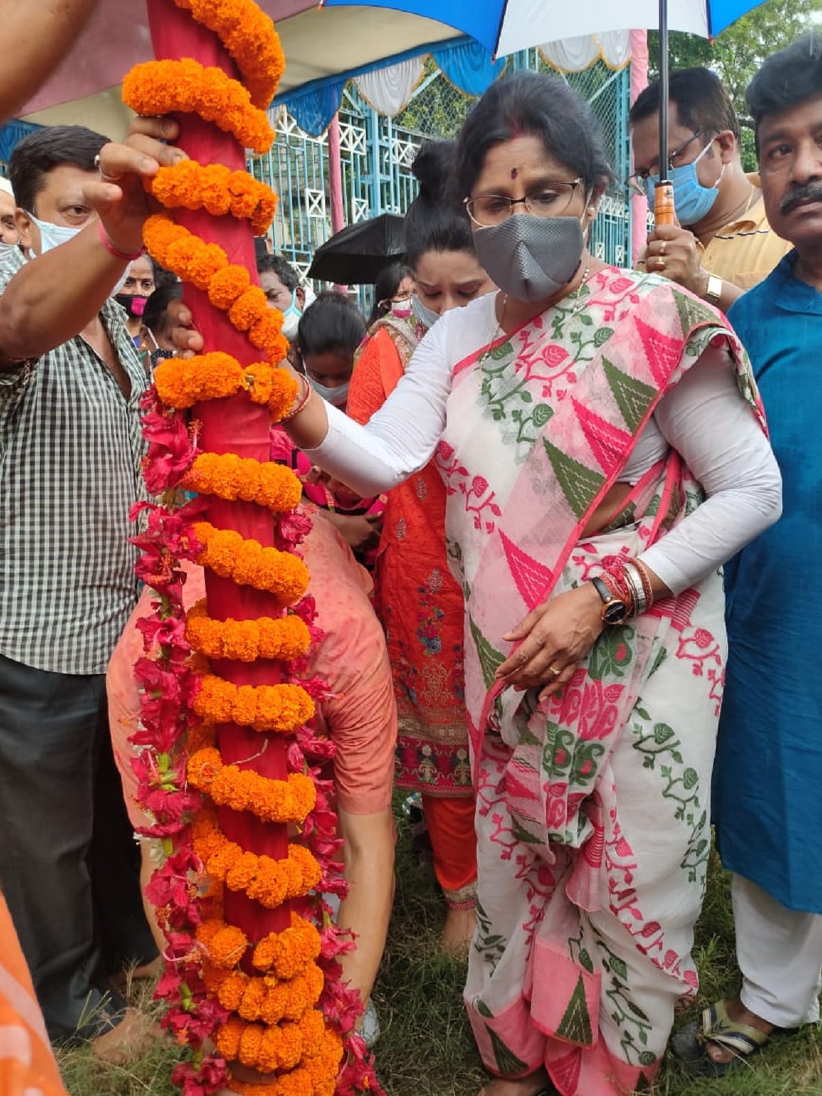 পুজো কমিটির এবারের পুজোর মূল উদ্দেশ্য এটাই প্রমাণ করা যে মা কখনই তাঁর সন্তানকে ছেড়ে যান না সে যত বড়োই বিপদ হোক না কেন। আর মায়ের সন্তানরাও তাঁরই ক্রোড়ে খোঁজেন আশ্রয়৷ পুজো কমিটির এবারের পুজোর মূল উদ্দেশ্য এটাই প্রমাণ করা যে মা কখনই তাঁর সন্তানকে ছেড়ে যান না সে যত বড়োই বিপদ হোক না কেন। আর মায়ের সন্তানরাও তাঁরই ক্রোড়ে খোঁজেন আশ্রয়৷