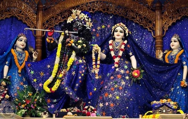 • করোনা সংক্রমণ বেড়ে যাওয়ায় গত ৯ অগস্ট থেকে বন্ধ হয়ে গিয়েছিল ইসকন মন্দির । মন্দিরের সমস্ত আবাসিক ভক্তদের কোভিড-১৯ পরীক্ষা করানো হয়। সে সময় দেখা যায়, আবাসিকদের অনেকের দেহেই করোনা অ্যান্টিবডির উপস্থিতি রয়েছে । অর্থাৎ তাঁরা হয়তো কোনও সময় করোনা আক্রান্ত হয়েছিলেন । তাই কোনওরকম ঝুঁকি না নিয়েই বন্ধ করা দেওয়া হয় মন্দির । • করোনা সংক্রমণ বেড়ে যাওয়ায় গত ৯ অগস্ট থেকে বন্ধ হয়ে গিয়েছিল ইসকন মন্দির । মন্দিরের সমস্ত আবাসিক ভক্তদের কোভিড-১৯ পরীক্ষা করানো হয়। সে সময় দেখা যায়, আবাসিকদের অনেকের দেহেই করোনা অ্যান্টিবডির উপস্থিতি রয়েছে । অর্থাৎ তাঁরা হয়তো কোনও সময় করোনা আক্রান্ত হয়েছিলেন । তাই কোনওরকম ঝুঁকি না নিয়েই বন্ধ করা দেওয়া হয় মন্দির ।