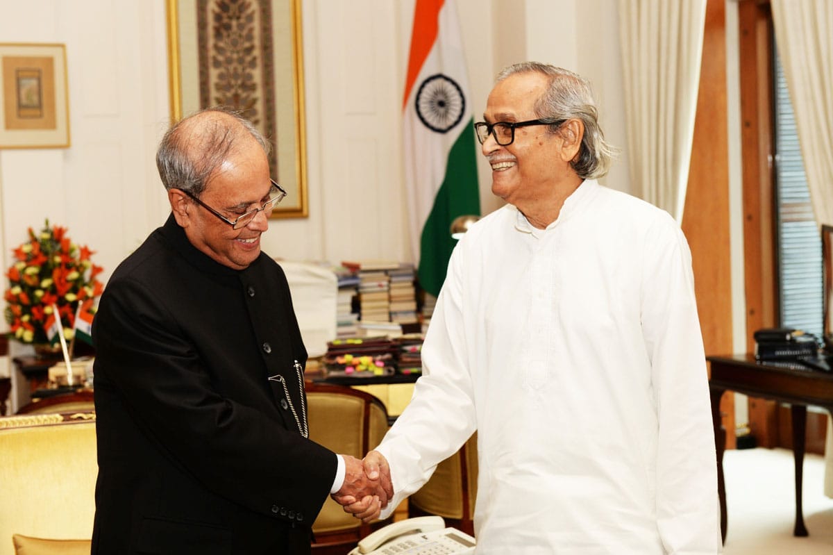 ‘‘ প্রণব মুখোপাধ্যায়ের সঙ্গে রাষ্ট্রপতি ভবনে আলাদা করে কথা বলার ইচ্ছে প্রকাশ করেছিলাম ৷ সেই সুযোগও আমাকে করে দেওয়া হয় ৷ অত্যন্ত ব্যস্ত শিডিউলের মধ্যেও একদিন লাইব্রেরি রুমে আমাকে ডেকে কথা বলেছিলেন রাষ্ট্রপতি ৷ সবার সামনে খানিকটা রাষ্ট্রপতিভাব থাকলেও ওইদিন লাইব্রেরিতে বসে ওঁর সঙ্গে কথা বলে মনে হয়েছিল যে প্রণব মুখোপাধ্যায় সত্যিকারের একজন ভাল মানুষ ৷ মূর্তি উদ্বোধনের অনুষ্ঠানে আমি আর আমার স্ত্রী উপস্থিত ছিলাম ৷ তার আগে মূর্তিতে একটু খয়েরি রং করতে হয়েছিল ৷ কিন্তু রাষ্ট্রপতি ভবন থেকে আমাকে কালো রং করতে বলা হয় ৷ এত কম সময়ের মধ্যে রং কী করে হবে ! এই নিয়ে কিছুটা চিন্তায় পড়ে গিয়েছিলাম ৷ শেষপর্যন্ত রাত জেগেই রং করলাম ৷ উদ্বোধনের দিন দেখলাম রং শুকিয়েও গিয়েছে ৷ রাষ্ট্রপতি মূর্তি খুঁটিয়ে দেখেছিলেন ৷ অনেক ছবি তুললেন আমাদের সঙ্গে ৷ আমি এবং আমার স্ত্রী-কে নিয়ে আলাদা করে বসলেন ৷ ওখানে আমার মাস্টারমশাইয়ের একটি বই রাষ্ট্রপতিকে উপহার দিয়েছিলাম ৷ খাওয়া-দাওয়ার ব্যবস্থা থেকে শুরু করে বাকি সব ব্যবস্থাই দুর্দান্ত ছিল ৷ মূর্তি দেখে রাষ্ট্রপতিও খুব খুশি হয়েছেন বলে জানান ৷ রাজনীতি করে এমন সহজ মানসিকতার মানুষ যে হওয়া যায়, সেটা রাষ্ট্রপতি প্রণব মুখোপাধ্যায়কে সামনের থেকে না দেখলে বোঝা সম্ভব নয় ৷ মানুষ হিসেবে রাষ্ট্রপতি যে কত বড় মাপের, সেটা তাঁর সঙ্গে কথা বলেই বুঝেছিলাম ৷ ’’ ‘‘ প্রণব মুখোপাধ্যায়ের সঙ্গে রাষ্ট্রপতি ভবনে আলাদা করে কথা বলার ইচ্ছে প্রকাশ করেছিলাম ৷ সেই সুযোগও আমাকে করে দেওয়া হয় ৷ অত্যন্ত ব্যস্ত শিডিউলের মধ্যেও একদিন লাইব্রেরি রুমে আমাকে ডেকে কথা বলেছিলেন রাষ্ট্রপতি ৷ সবার সামনে খানিকটা রাষ্ট্রপতিভাব থাকলেও ওইদিন লাইব্রেরিতে বসে ওঁর সঙ্গে কথা বলে মনে হয়েছিল যে প্রণব মুখোপাধ্যায় সত্যিকারের একজন ভাল মানুষ ৷ মূর্তি উদ্বোধনের অনুষ্ঠানে আমি আর আমার স্ত্রী উপস্থিত ছিলাম ৷ তার আগে মূর্তিতে একটু খয়েরি রং করতে হয়েছিল ৷ কিন্তু রাষ্ট্রপতি ভবন থেকে আমাকে কালো রং করতে বলা হয় ৷ এত কম সময়ের মধ্যে রং কী করে হবে ! এই নিয়ে কিছুটা চিন্তায় পড়ে গিয়েছিলাম ৷ শেষপর্যন্ত রাত জেগেই রং করলাম ৷ উদ্বোধনের দিন দেখলাম রং শুকিয়েও গিয়েছে ৷ রাষ্ট্রপতি মূর্তি খুঁটিয়ে দেখেছিলেন ৷ অনেক ছবি তুললেন আমাদের সঙ্গে ৷ আমি এবং আমার স্ত্রী-কে নিয়ে আলাদা করে বসলেন ৷ ওখানে আমার মাস্টারমশাইয়ের একটি বই রাষ্ট্রপতিকে উপহার দিয়েছিলাম ৷ খাওয়া-দাওয়ার ব্যবস্থা থেকে শুরু করে বাকি সব ব্যবস্থাই দুর্দান্ত ছিল ৷ মূর্তি দেখে রাষ্ট্রপতিও খুব খুশি হয়েছেন বলে জানান ৷ রাজনীতি করে এমন সহজ মানসিকতার মানুষ যে হওয়া যায়, সেটা রাষ্ট্রপতি প্রণব মুখোপাধ্যায়কে সামনের থেকে না দেখলে বোঝা সম্ভব নয় ৷ মানুষ হিসেবে রাষ্ট্রপতি যে কত বড় মাপের, সেটা তাঁর সঙ্গে কথা বলেই বুঝেছিলাম ৷ ’’