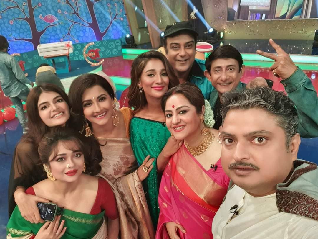 ১০ বছর এর গ্র্যান্ড সেলিব্রেশনে হাজির ছিলেন নানা ক্ষেত্রের তারকারা। অভিনেতা বিশ্বনাথ বসু, কাঞ্চন মল্লিক, সূজন মুখোপাধ্যায়, রূপাঞ্জনা মিত্র, মানালি দে, মধুমিতা সরকার , সুদীপা মুখোপাধ্যায়, সায়ন্তিকা বন্দ্যোপাধ্যায় সহ অনেকেই। ১০ বছর এর গ্র্যান্ড সেলিব্রেশনে হাজির ছিলেন নানা ক্ষেত্রের তারকারা। অভিনেতা বিশ্বনাথ বসু, কাঞ্চন মল্লিক, সূজন মুখোপাধ্যায়, রূপাঞ্জনা মিত্র, মানালি দে, মধুমিতা সরকার , সুদীপা মুখোপাধ্যায়, সায়ন্তিকা বন্দ্যোপাধ্যায় সহ অনেকেই।