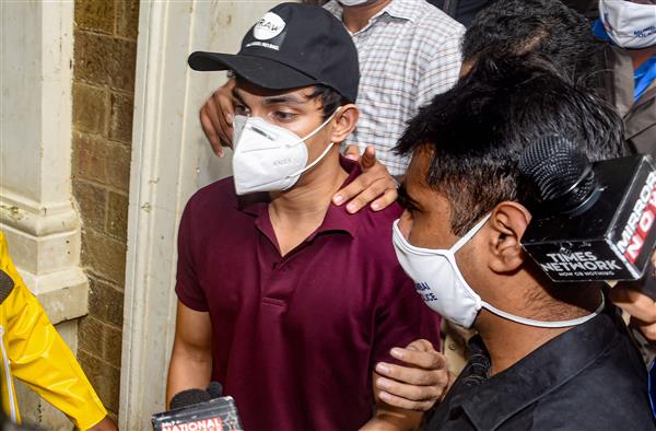 • এই তদন্তে এখন একযোগে কাজ করছে তিনটি কেন্দ্রীয় সংস্থা । সিবিআই, ইডি এবং এনসিবি । এদের যৌথ জেরার মুখে উঠে আসছে একাধিক তথ্যপ্রমাণ । মাদক চক্রে জড়িত ৫ জনকে ইতিমধ্যেই গ্রেফতার করা হয়েছে । • এই তদন্তে এখন একযোগে কাজ করছে তিনটি কেন্দ্রীয় সংস্থা । সিবিআই, ইডি এবং এনসিবি । এদের যৌথ জেরার মুখে উঠে আসছে একাধিক তথ্যপ্রমাণ । মাদক চক্রে জড়িত ৫ জনকে ইতিমধ্যেই গ্রেফতার করা হয়েছে ।