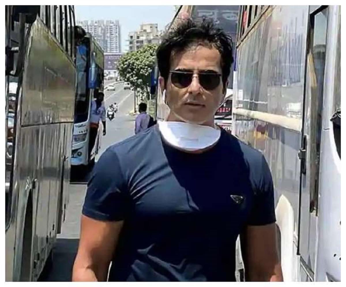 আজ দেশের পরিস্থিতি অনেকটাই স্বাভাবিক। কিন্তু কাজ থামননি সোনু। শুধু পরিযায়ী শ্রমিক নয় যেকোনও মানুষের অসুবিধায় পাশে দাঁড়াচ্ছেন তিনি। শুধু কোনওভাবে তাঁর কানে কথাটা পৌঁছলেই হল। photo source collected আজ দেশের পরিস্থিতি অনেকটাই স্বাভাবিক। কিন্তু কাজ থামননি সোনু। শুধু পরিযায়ী শ্রমিক নয় যেকোনও মানুষের অসুবিধায় পাশে দাঁড়াচ্ছেন তিনি। শুধু কোনওভাবে তাঁর কানে কথাটা পৌঁছলেই হল। photo source collected