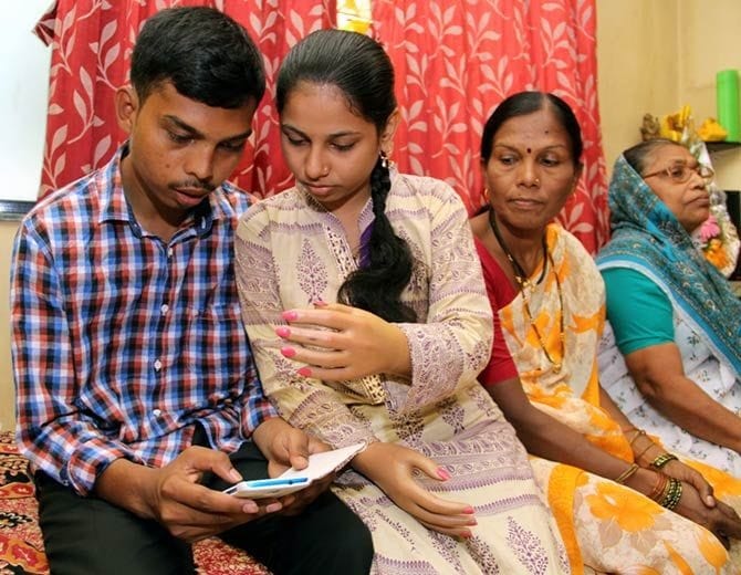 • মণিকার বাড়ি কুরলা জেলায় । ২০১৪ সালে মারাত্মক দুর্ঘটনা ঘটে তাঁর সঙ্গে । ঘাটকোপার স্টেশনে প্ল্যাটফর্মের মাঝে পড়ে গিয়ে দুই হাতই কাটা যায় তাঁর । কৃত্রিম অঙ্গ কিছু বছর ব্যবহার করলেও তা যত না ব্যবহারযোগ্য, তার চেয়েও বেশি বোঝার মতো মনে হতে শুরু করে মণিকার । ২০১৮ সালে অবশেষে হাত প্রতিস্থাপনের ইচ্ছা নিয়ে রেজিস্টার করান মণিকা । ছবি: সংগৃহীত । • মণিকার বাড়ি কুরলা জেলায় । ২০১৪ সালে মারাত্মক দুর্ঘটনা ঘটে তাঁর সঙ্গে । ঘাটকোপার স্টেশনে প্ল্যাটফর্মের মাঝে পড়ে গিয়ে দুই হাতই কাটা যায় তাঁর । কৃত্রিম অঙ্গ কিছু বছর ব্যবহার করলেও তা যত না ব্যবহারযোগ্য, তার চেয়েও বেশি বোঝার মতো মনে হতে শুরু করে মণিকার । ২০১৮ সালে অবশেষে হাত প্রতিস্থাপনের ইচ্ছা নিয়ে রেজিস্টার করান মণিকা । ছবি: সংগৃহীত ।