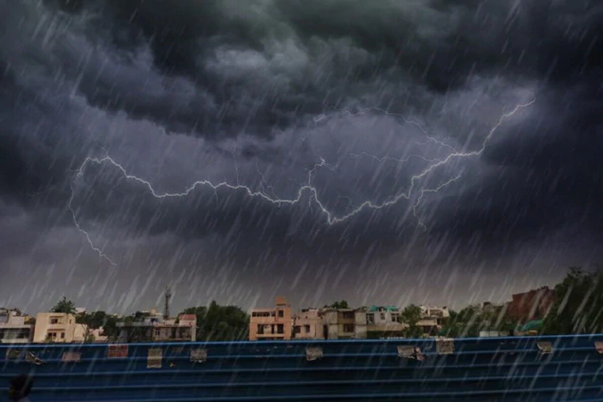 হাওয়া অফিস জানাচ্ছে, উত্তরবঙ্গে আগামী ২৪ ঘণ্টায় দার্জিলিং কালিম্পং আলিপুরদুয়ার কোচবিহার জলপাইগুড়ি এই পাঁচ জেলায় বিক্ষিপ্ত ভারী বৃষ্টির সম্ভাবনা। হাওয়া অফিস জানাচ্ছে, উত্তরবঙ্গে আগামী ২৪ ঘণ্টায় দার্জিলিং কালিম্পং আলিপুরদুয়ার কোচবিহার জলপাইগুড়ি এই পাঁচ জেলায় বিক্ষিপ্ত ভারী বৃষ্টির সম্ভাবনা।