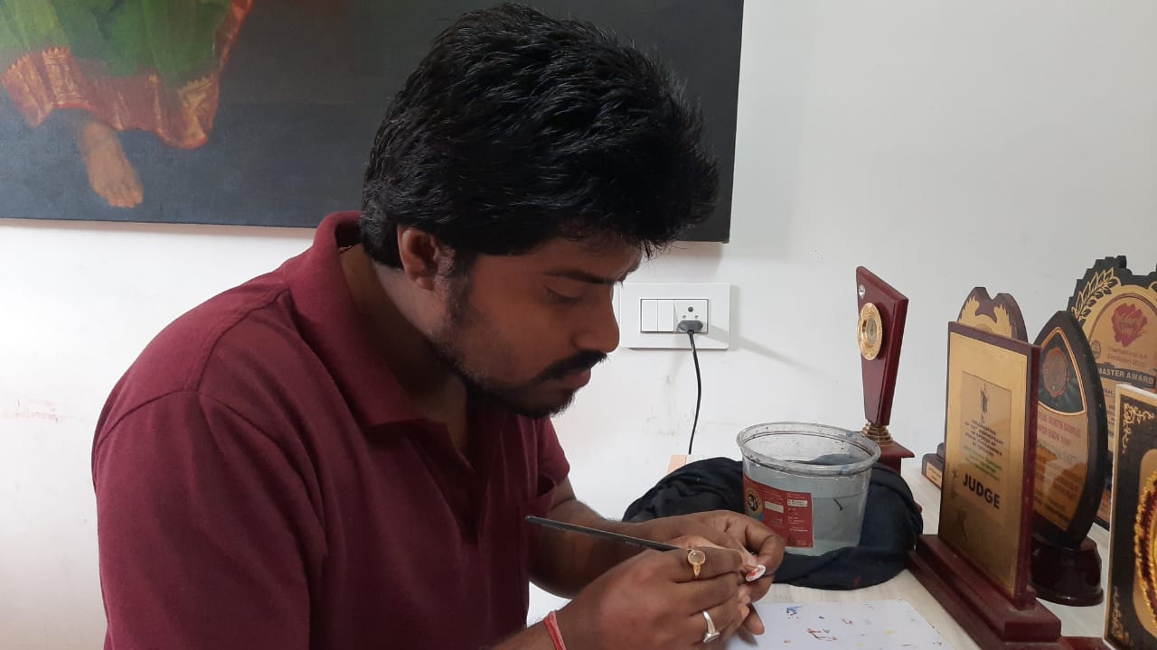 দশভুজার সব অস্ত্র থেকে অশুর বধ। লক্ষ্মী, গণেশ, সরস্বতী, কার্তিক। তিনটে টিপে এঁকেছেন দেবী এবং তার পরিবারকে। আজ দেবী পক্ষের সূচনায় সামনে এল শিলিগুড়ির তরুণ শিল্পীর নতুন সৃষ্টি। ইতিমধ্যেই তা মনোনীত হয়েছে ইন্টার ন্যাশনাল বুক অব রেকর্ডসে। ছবিটি পাঠিয়েছেন গিনেস ওয়ার্ল্ড রেকর্ডে। সেখানেও মনোনীত হবে তাঁর এই প্রয়াস। সেই আশাতেই বসে রয়েছেন শিলিগুডির এই শিল্পী। তাঁর কথায়, আগামীদিনে এই ধরনের কাজ করতে চাই। স্বামীর এহেন কাজে প্রথম থেকেই উৎসাহ দিয়ে আসছেন তাঁর স্ত্রী সঙ্গীত শিল্পী সীমা সাহা রায়। কোনো আতশকাঁচ বা চশমায় নয়, খালি চোখেই দেবীর ছবি ফুটিয়ে তুলেছেন মায়ের টিপে। এর আগে এমন কাজ হয়নি বলে দাবী তাঁর। গিনেস ওয়ার্ল্ড রেকর্ডে জায়গা পাবে এই সৃষ্টি। আশায় বুক বেঁধে স্ত্রীও। দশভুজার সব অস্ত্র থেকে অশুর বধ। লক্ষ্মী, গণেশ, সরস্বতী, কার্তিক। তিনটে টিপে এঁকেছেন দেবী এবং তার পরিবারকে। আজ দেবী পক্ষের সূচনায় সামনে এল শিলিগুড়ির তরুণ শিল্পীর নতুন সৃষ্টি। ইতিমধ্যেই তা মনোনীত হয়েছে ইন্টার ন্যাশনাল বুক অব রেকর্ডসে। ছবিটি পাঠিয়েছেন গিনেস ওয়ার্ল্ড রেকর্ডে। সেখানেও মনোনীত হবে তাঁর এই প্রয়াস। সেই আশাতেই বসে রয়েছেন শিলিগুডির এই শিল্পী। তাঁর কথায়, আগামীদিনে এই ধরনের কাজ করতে চাই। স্বামীর এহেন কাজে প্রথম থেকেই উৎসাহ দিয়ে আসছেন তাঁর স্ত্রী সঙ্গীত শিল্পী সীমা সাহা রায়। কোনো আতশকাঁচ বা চশমায় নয়, খালি চোখেই দেবীর ছবি ফুটিয়ে তুলেছেন মায়ের টিপে। এর আগে এমন কাজ হয়নি বলে দাবী তাঁর। গিনেস ওয়ার্ল্ড রেকর্ডে জায়গা পাবে এই সৃষ্টি। আশায় বুক বেঁধে স্ত্রীও।