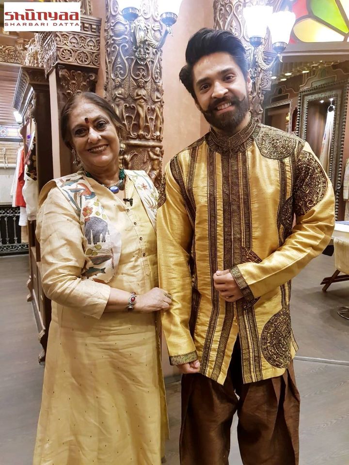 • তেমন কোনও বড় অসুস্থতা তাঁর ছিল না বলে জানা গিয়েছে । তাঁর ব্রড স্ট্রিটের বাড়ির শৌচাগারে চিৎ হয়ে পড়েছিল শর্বরী দত্তের দেহ। বাঁ পায়ে গোড়ালির উপরে কাটা দাগ রয়েছে। সেখান থেকে প্রচুর রক্তক্ষরণ হয়েছে। ছবি: ফেসবুক • তেমন কোনও বড় অসুস্থতা তাঁর ছিল না বলে জানা গিয়েছে । তাঁর ব্রড স্ট্রিটের বাড়ির শৌচাগারে চিৎ হয়ে পড়েছিল শর্বরী দত্তের দেহ। বাঁ পায়ে গোড়ালির উপরে কাটা দাগ রয়েছে। সেখান থেকে প্রচুর রক্তক্ষরণ হয়েছে। ছবি: ফেসবুক