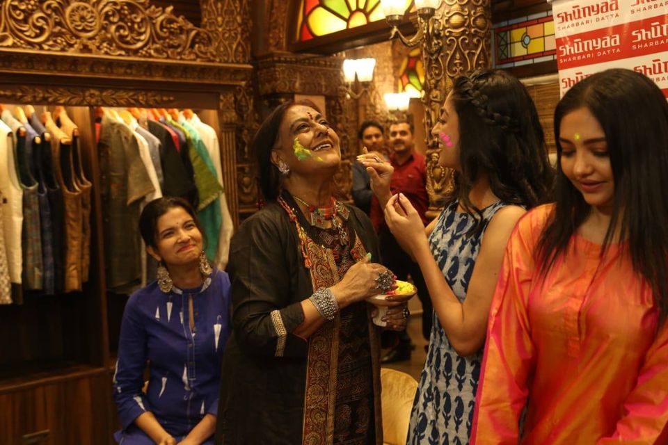 • তবে চিৎ হয়ে পড়ে গেলে মাথার পিছনে আঘাত লাগার কথা। কিন্তু মাথার পিছনে, বাইরে থেকে কোনও আঘাতের চিহ্ন দেখা যায়নি। • সেক্ষেত্রে ইন্টারনাল ইনজুরি হতে পারে।তবে আজ ময়নাতদন্তের আগে মৃত্যুর আসল কারণ, দেহের কোথায় কোথায় আঘাত রয়েছে, কেন রয়েছে, সে ব্যাপারে নিশ্চিত হতে পারছে না পুলিশ। ছবি: ফেসবুক • তবে চিৎ হয়ে পড়ে গেলে মাথার পিছনে আঘাত লাগার কথা। কিন্তু মাথার পিছনে, বাইরে থেকে কোনও আঘাতের চিহ্ন দেখা যায়নি। • সেক্ষেত্রে ইন্টারনাল ইনজুরি হতে পারে।তবে আজ ময়নাতদন্তের আগে মৃত্যুর আসল কারণ, দেহের কোথায় কোথায় আঘাত রয়েছে, কেন রয়েছে, সে ব্যাপারে নিশ্চিত হতে পারছে না পুলিশ। ছবি: ফেসবুক