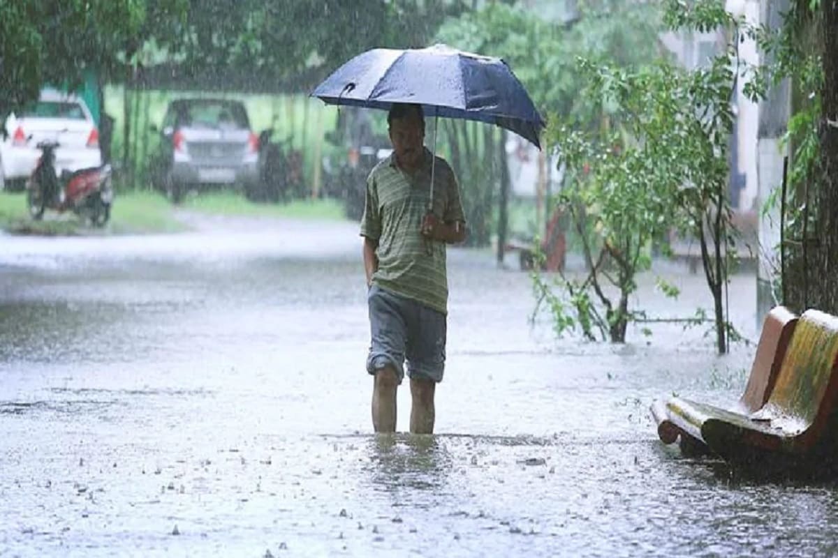 কলকাতায় আজ আংশিক মেঘলা আকাশ। বাতাসে জলীয় বাষ্প বেশি থাকায় আদ্রতা জনিত অস্বস্তি বাড়বে। বৃষ্টির সম্ভাবনা কম। বজ্রবিদ্যুৎ-সহ হালকা বৃষ্টির সামান্য সম্ভাবনা। কলকাতায় আজ আংশিক মেঘলা আকাশ। বাতাসে জলীয় বাষ্প বেশি থাকায় আদ্রতা জনিত অস্বস্তি বাড়বে। বৃষ্টির সম্ভাবনা কম। বজ্রবিদ্যুৎ-সহ হালকা বৃষ্টির সামান্য সম্ভাবনা।