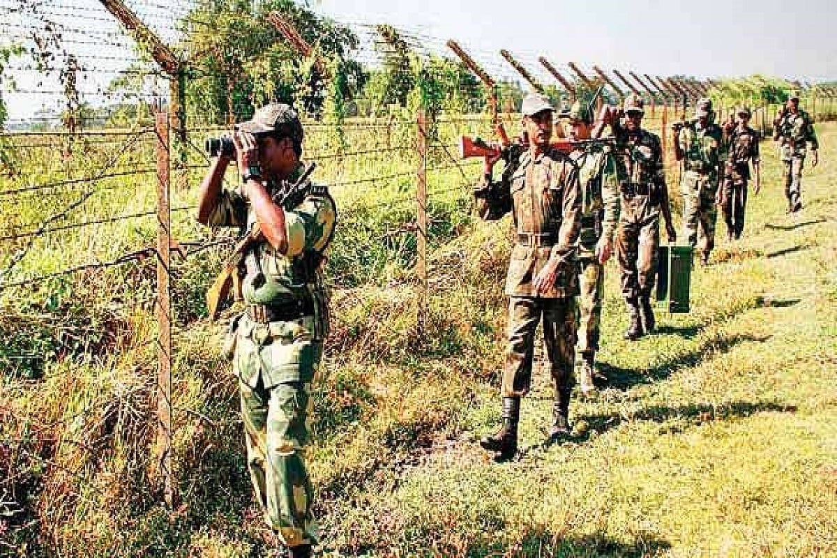 সীমান্তে সুড়ঙ্গ খুঁড়ে ভারতে জঙ্গি ঢোকাচ্ছে পাকিস্তান। ড্রোনের মাধ্যমে পাক জঙ্গিদের হাতে অস্ত্রও পৌঁছে দেওয়া হচ্ছে। দাবি জম্মু-কাশ্মীরের ডিজিপি দিলবাগ সিংয়ের। তিনি জানিয়েছেন, কাশ্মীরের গালার গ্রামে ১৭০ মিটার লম্বা ও ২০-২৫ ফুট গভীর সুড়ঙ্গের হদিশ পাওয়া গিয়েছ। তবে জঙ্গি অনুপ্রবেশ রুখতে তৈরি সেনা। File Photo সীমান্তে সুড়ঙ্গ খুঁড়ে ভারতে জঙ্গি ঢোকাচ্ছে পাকিস্তান। ড্রোনের মাধ্যমে পাক জঙ্গিদের হাতে অস্ত্রও পৌঁছে দেওয়া হচ্ছে। দাবি জম্মু-কাশ্মীরের ডিজিপি দিলবাগ সিংয়ের। তিনি জানিয়েছেন, কাশ্মীরের গালার গ্রামে ১৭০ মিটার লম্বা ও ২০-২৫ ফুট গভীর সুড়ঙ্গের হদিশ পাওয়া গিয়েছ। তবে জঙ্গি অনুপ্রবেশ রুখতে তৈরি সেনা। File Photo