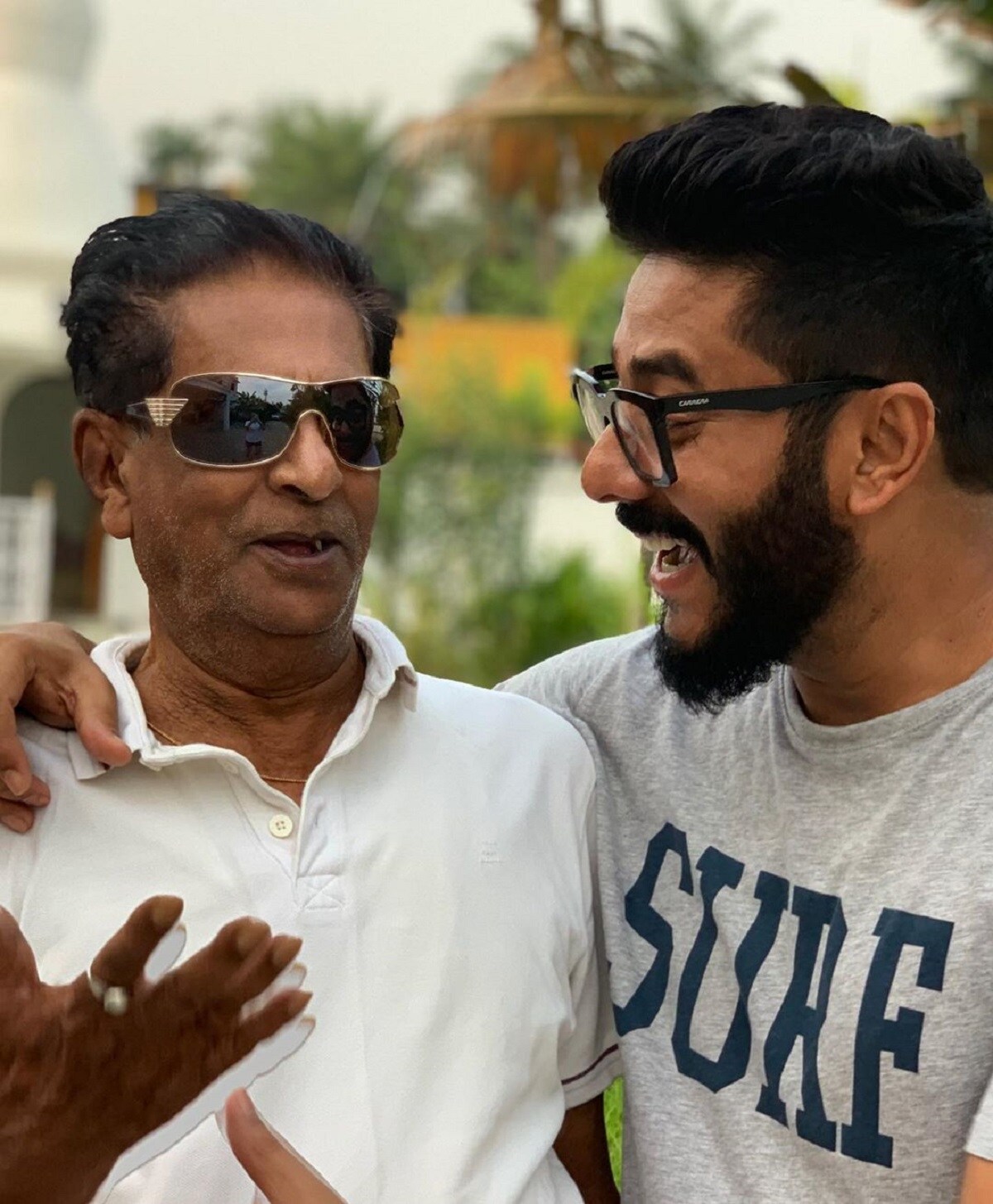 •বাবাকে হাসপাতালে ভর্তি করার পর থেকেই রাজের পরিবারে শুরু হয় টেনশন৷ নিজেও করোনা পজিটিভ হন রাজ৷ তারপর সেই সময়টা কাটিয়ে উঠতে না উঠতেই বাবার মৃত্যু৷ •বাবাকে হাসপাতালে ভর্তি করার পর থেকেই রাজের পরিবারে শুরু হয় টেনশন৷ নিজেও করোনা পজিটিভ হন রাজ৷ তারপর সেই সময়টা কাটিয়ে উঠতে না উঠতেই বাবার মৃত্যু৷