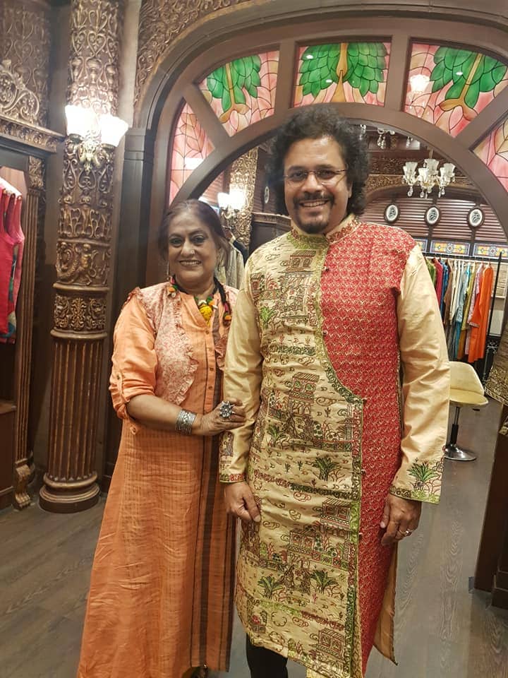 • একদিন এই শর্বরীই বিশ্ব জয় করেছিলেন পুরুষ পোশোকে স্বাতন্ত্র্য এনে । নব্বইয়ের দশক থেকে যখন পুরুষদের ফ্যাশনে তেমনভাবে গুরুত্বই দেওয়া হত না, সে সময় শুধুমাত্র পুরুষদের পোশাক নিয়েই পরীক্ষা নিরীক্ষা শুরুকরেন শর্বরী । ছবি: ফেসবুক • একদিন এই শর্বরীই বিশ্ব জয় করেছিলেন পুরুষ পোশোকে স্বাতন্ত্র্য এনে । নব্বইয়ের দশক থেকে যখন পুরুষদের ফ্যাশনে তেমনভাবে গুরুত্বই দেওয়া হত না, সে সময় শুধুমাত্র পুরুষদের পোশাক নিয়েই পরীক্ষা নিরীক্ষা শুরুকরেন শর্বরী । ছবি: ফেসবুক