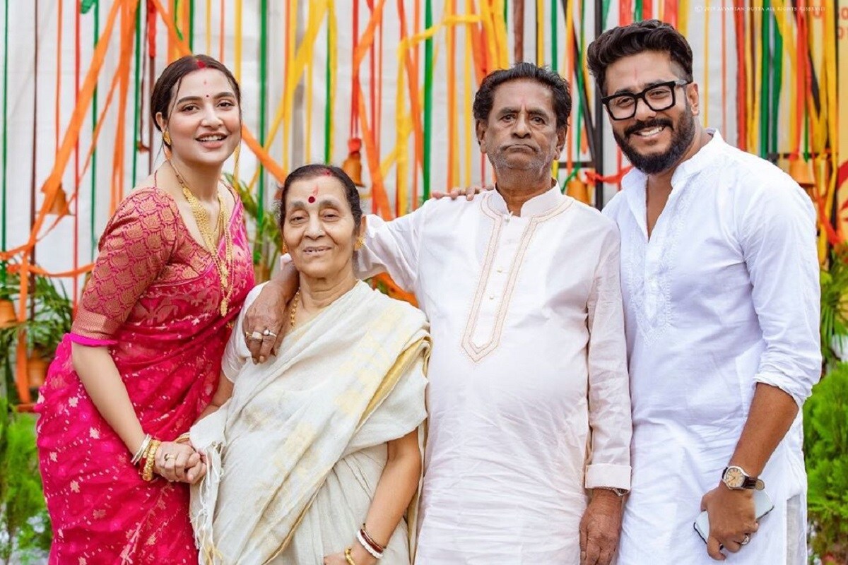 •বাবা ছিলেন রাজ-শুভশ্রীর খুব কাছের মানুষ৷ বারবার সোশ্যাল মিডিয়ায় বাবার সঙ্গে ছবি পোস্ট করতেন রাজ৷ শুভশ্রীও তাঁর শ্বশুর হিসেবে নয়, নিজের বাবার মতো ভালবাসতেন৷ শ্বশুরের বড্ড প্রিয় ছিল বৌমা৷ •বাবা ছিলেন রাজ-শুভশ্রীর খুব কাছের মানুষ৷ বারবার সোশ্যাল মিডিয়ায় বাবার সঙ্গে ছবি পোস্ট করতেন রাজ৷ শুভশ্রীও তাঁর শ্বশুর হিসেবে নয়, নিজের বাবার মতো ভালবাসতেন৷ শ্বশুরের বড্ড প্রিয় ছিল বৌমা৷