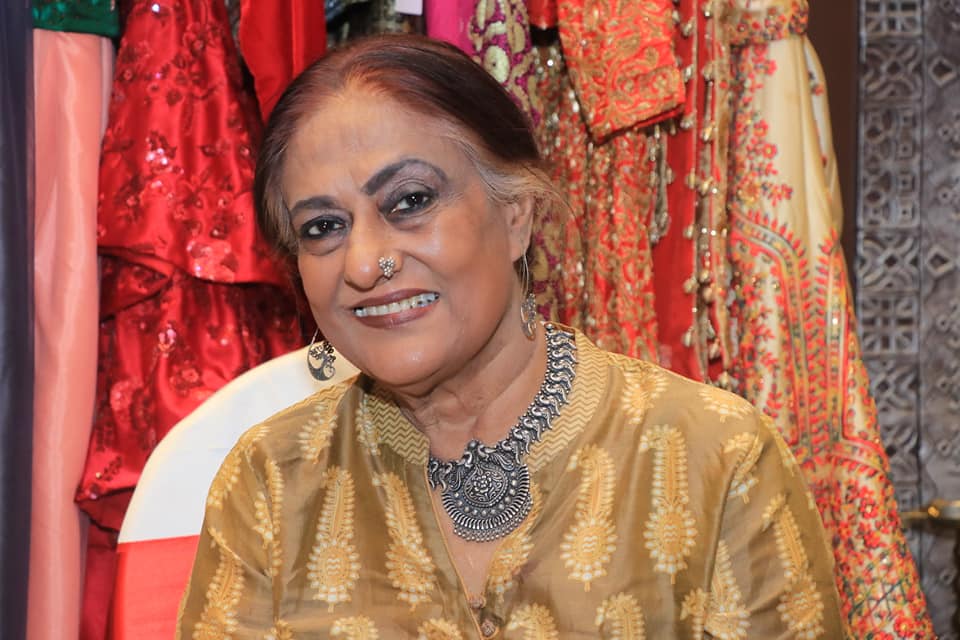• ২০০৮ সালে ধুতি-পাঞ্জাবিতে ইজিপ্ট ঘরানার কাজ করে আন্তর্জাতিক পুরস্কার পেয়েছিলেন । জনপ্রিয় কবি অজিত দত্তের মেয়ে শর্বরী। সাহিত্য চর্চা, বই, থিয়েটার, পেইন্টিং এইসবের মধ্যেই বড় হয়েছেন। সৃজনশীল সব কিছুই তাঁর ভাল লাগতো। ছবি: ফেসবুক • ২০০৮ সালে ধুতি-পাঞ্জাবিতে ইজিপ্ট ঘরানার কাজ করে আন্তর্জাতিক পুরস্কার পেয়েছিলেন । জনপ্রিয় কবি অজিত দত্তের মেয়ে শর্বরী। সাহিত্য চর্চা, বই, থিয়েটার, পেইন্টিং এইসবের মধ্যেই বড় হয়েছেন। সৃজনশীল সব কিছুই তাঁর ভাল লাগতো। ছবি: ফেসবুক