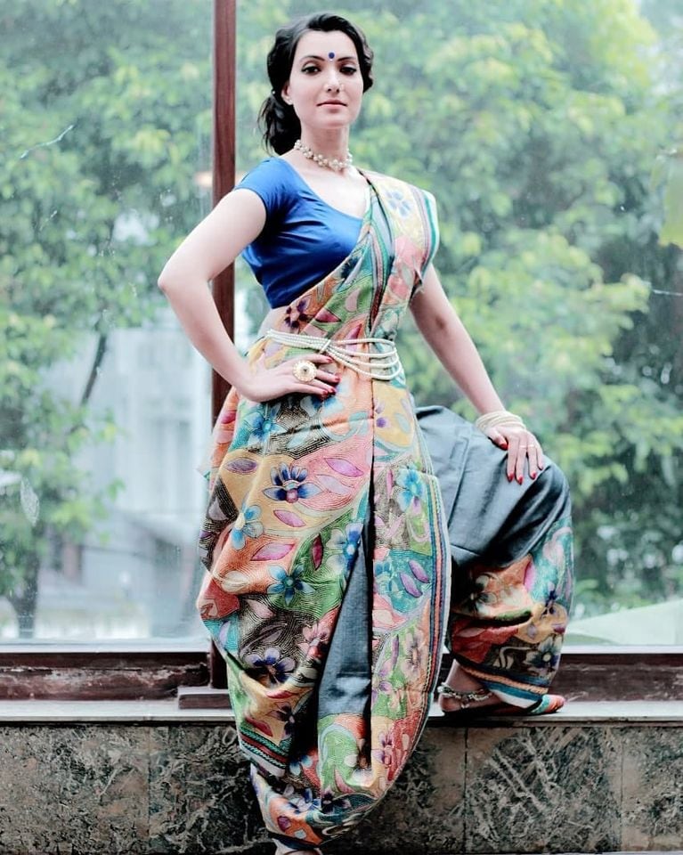 • পুলিশের কাছে ছেলে অমলিন জানান, বৃহস্পতিবার সারা দিনই তাঁদের সঙ্গে দেখা হয়নি শর্বরীর। ১৬ তারিখ শেষবার ডিনারে মায়ের সঙ্গে দেখা হয়। তার পরেই ১৭ তারিখ রাতে এই ঘটনা। ছবি: ফেসবুক • পুলিশের কাছে ছেলে অমলিন জানান, বৃহস্পতিবার সারা দিনই তাঁদের সঙ্গে দেখা হয়নি শর্বরীর। ১৬ তারিখ শেষবার ডিনারে মায়ের সঙ্গে দেখা হয়। তার পরেই ১৭ তারিখ রাতে এই ঘটনা। ছবি: ফেসবুক