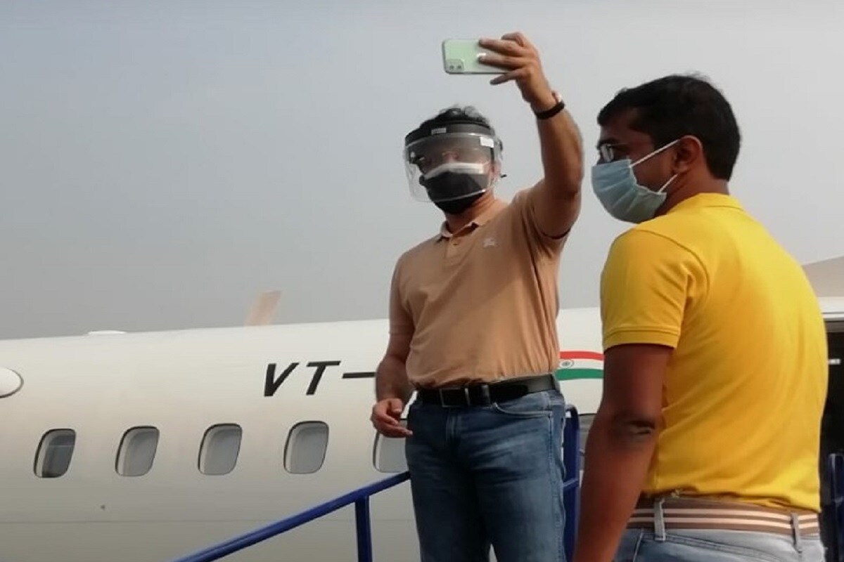 দীর্ঘ ৬ মাস পর বিমান যাত্রা। নিউ নর্মাল পরিস্থিতিতে বিমানে উঠলেন সৌরভ। আইপিএল উদ্বোধন অনুষ্ঠানে যোগ দিতে দুবাই পাড়ি দিলেন বিসিসিআই প্রেসিডেন্ট সৌরভ গঙ্গোপাধ্যায়। বুধবার সকালে কলকাতা বিমানবন্দর থেকে বিমানে রওনা হন সৌরভ। দুবাই পৌঁছনোর পর ৬ দিন কোয়ারেন্টাইনে থাকবেন সৌরভ ৷ আগামী ২৩ সেপ্টেম্বর দেশে ফিরে আসবেন ৷ আবার ফাইনালের আগে পাড়ি দেবেন দুবাই ৷ Photo Courtesy: Sourav Ganguly দীর্ঘ ৬ মাস পর বিমান যাত্রা। নিউ নর্মাল পরিস্থিতিতে বিমানে উঠলেন সৌরভ। আইপিএল উদ্বোধন অনুষ্ঠানে যোগ দিতে দুবাই পাড়ি দিলেন বিসিসিআই প্রেসিডেন্ট সৌরভ গঙ্গোপাধ্যায়। বুধবার সকালে কলকাতা বিমানবন্দর থেকে বিমানে রওনা হন সৌরভ। দুবাই পৌঁছনোর পর ৬ দিন কোয়ারেন্টাইনে থাকবেন সৌরভ ৷ আগামী ২৩ সেপ্টেম্বর দেশে ফিরে আসবেন ৷ আবার ফাইনালের আগে পাড়ি দেবেন দুবাই ৷ Photo Courtesy: Sourav Ganguly