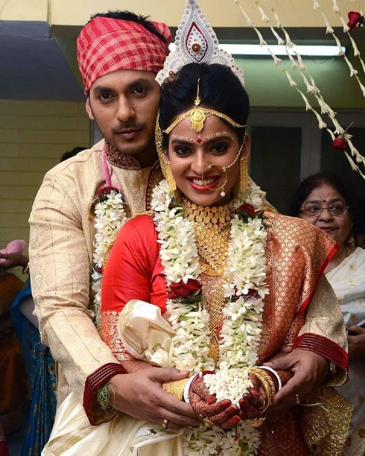 •অভিনয় যেমন করেন, তেমনই গৃহিনী হিসেবেও বেশ পরিপাটি অভিনেত্রী মধুবনী৷ ভালবাসা ডট কমের সেটে আলাপ রাজার সঙ্গে৷ সেখান থেকে প্রেম ও বিয়ে৷ হাতে শাঁখা পলা, মাথায় চওড়া সিঁদুর পরে সুখী দাম্পত্য রাজা-মধুবনী৷ সোশ্যাল মিডিয়ায় স্বামীর সঙ্গে নিয়মিত ছবি পোস্ট করেন তিনি৷ থাকে মজাদার ভিডিও৷ •অভিনয় যেমন করেন, তেমনই গৃহিনী হিসেবেও বেশ পরিপাটি অভিনেত্রী মধুবনী৷ ভালবাসা ডট কমের সেটে আলাপ রাজার সঙ্গে৷ সেখান থেকে প্রেম ও বিয়ে৷ হাতে শাঁখা পলা, মাথায় চওড়া সিঁদুর পরে সুখী দাম্পত্য রাজা-মধুবনী৷ সোশ্যাল মিডিয়ায় স্বামীর সঙ্গে নিয়মিত ছবি পোস্ট করেন তিনি৷ থাকে মজাদার ভিডিও৷