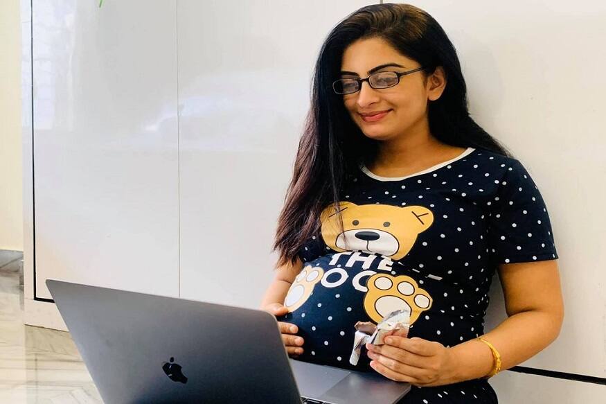  চকোলেট খেতে খেতে ওয়েব সিরিজে মগ্ন ।