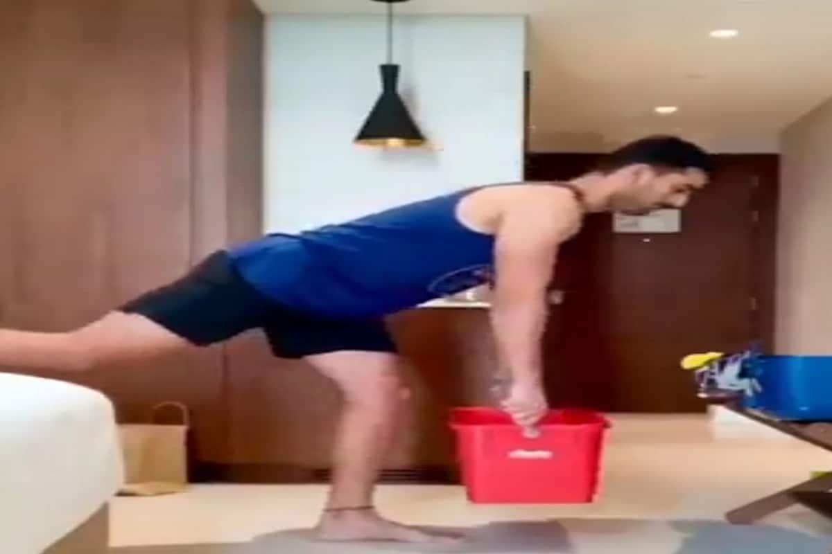 আইসোলেশনের মধ্যেও নিজেকে ফিট রাখতে হোটেলের রুমে ফিটনেস ট্রেনিং করতে দেখা যায় দীপক চাহারকে। জলের বালতি নিয়ে অনুশীলন করেন এই ভারতীয় ক্রিকেটার। এদিকে সিএসকের দুই প্রোটিয়া তারকা এনগিডি এবং ফাফ ডু’প্লেসি দলের সঙ্গে যোগ দিলেন। অন্যদিকে মঙ্গলবারও আইপিএলে পূর্ণাঙ্গ সূচি ঘোষণা করা হয়নি। এখন দেখার ১৯ সেপ্টেম্বর প্রথা মেনে উদ্বোধনী ম্যাচে গতবারের ফাইনালিস্ট ধোনিরা নামেন কিনা। Input - ERON ROY BURMAN আইসোলেশনের মধ্যেও নিজেকে ফিট রাখতে হোটেলের রুমে ফিটনেস ট্রেনিং করতে দেখা যায় দীপক চাহারকে। জলের বালতি নিয়ে অনুশীলন করেন এই ভারতীয় ক্রিকেটার। এদিকে সিএসকের দুই প্রোটিয়া তারকা এনগিডি এবং ফাফ ডু’প্লেসি দলের সঙ্গে যোগ দিলেন। অন্যদিকে মঙ্গলবারও আইপিএলে পূর্ণাঙ্গ সূচি ঘোষণা করা হয়নি। এখন দেখার ১৯ সেপ্টেম্বর প্রথা মেনে উদ্বোধনী ম্যাচে গতবারের ফাইনালিস্ট ধোনিরা নামেন কিনা। Input - ERON ROY BURMAN