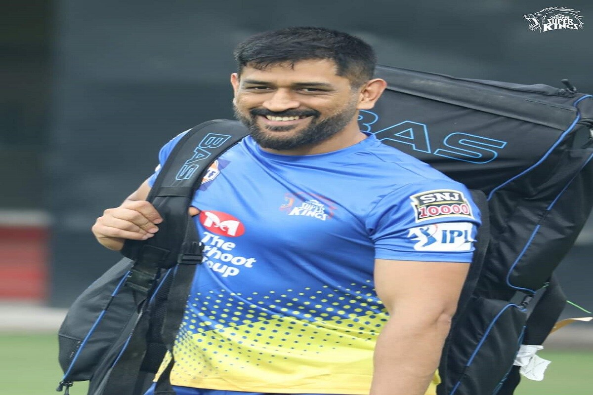 তবে ইতিমধ্যেই চেন্নাই শিবির থেকে নিজেকে সরিয়ে দেশে ফিরে এসেছেন আইপিএলে অন্যতম সফল ক্রিকেটের সুরেশ রায়না। টিম সূত্রে খবর, করোনা ভীতি থেকে পরিবারের কথা মাথায় রেখে নিজেকে সরিয়ে নিয়েছেন রায়না। এদিকে মঙ্গলবার সিএসকের তরফ থেকে দীপক চাহারের একটি ভিডিও বার্তা প্রকাশ করা হয়। করোনা আক্রান্ত হওয়া চেন্নাইয়ের এই ফাস্ট বোলার সবাইকে ধন্যবাদ জানান গুরুত্বপূর্ণ সময় পাশে থাকার জন্য। সুস্থ হয়ে দ্রুত মাঠে ফেরার কথাও বলেন দীপক চাহার। তবে ইতিমধ্যেই চেন্নাই শিবির থেকে নিজেকে সরিয়ে দেশে ফিরে এসেছেন আইপিএলে অন্যতম সফল ক্রিকেটের সুরেশ রায়না। টিম সূত্রে খবর, করোনা ভীতি থেকে পরিবারের কথা মাথায় রেখে নিজেকে সরিয়ে নিয়েছেন রায়না। এদিকে মঙ্গলবার সিএসকের তরফ থেকে দীপক চাহারের একটি ভিডিও বার্তা প্রকাশ করা হয়। করোনা আক্রান্ত হওয়া চেন্নাইয়ের এই ফাস্ট বোলার সবাইকে ধন্যবাদ জানান গুরুত্বপূর্ণ সময় পাশে থাকার জন্য। সুস্থ হয়ে দ্রুত মাঠে ফেরার কথাও বলেন দীপক চাহার।